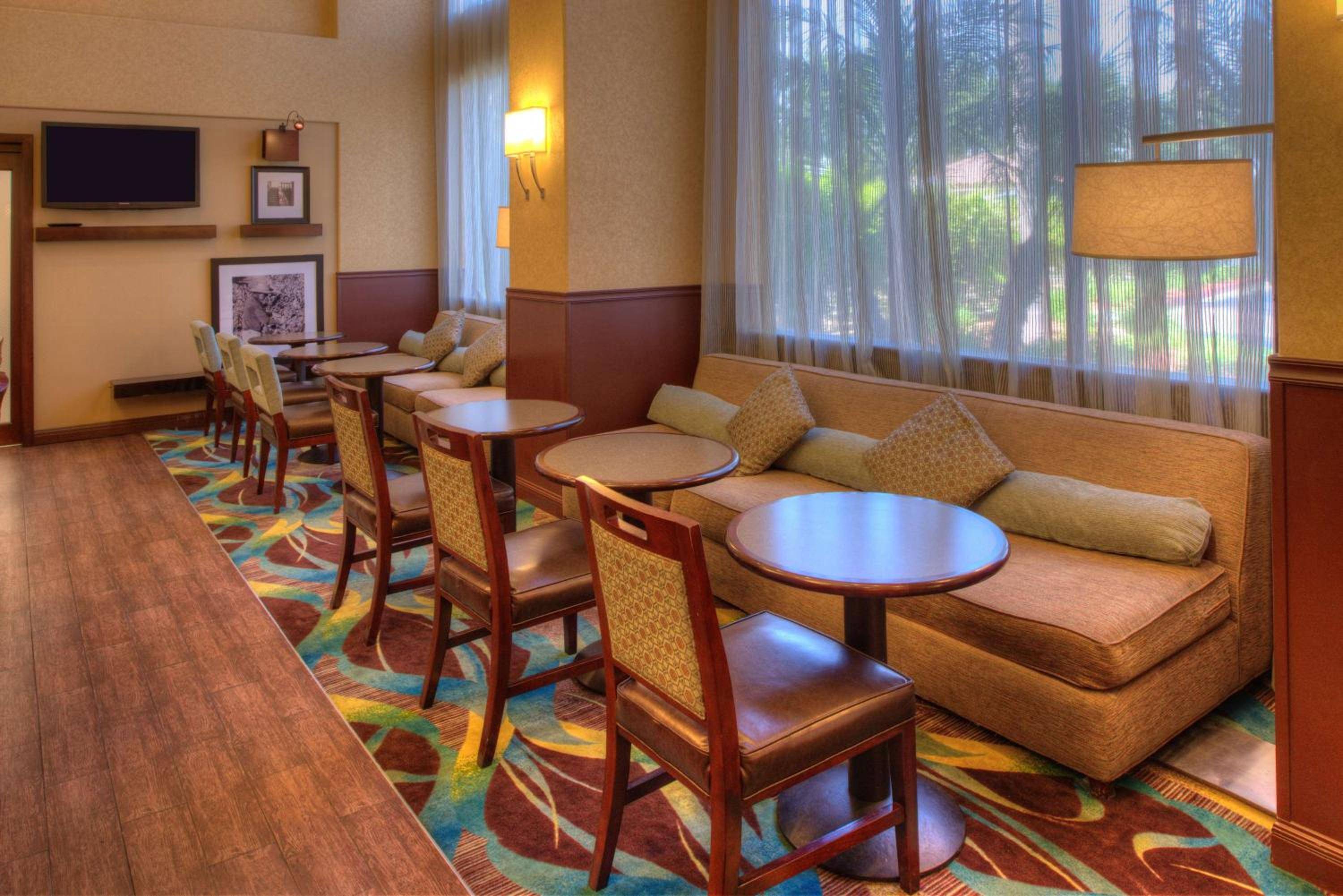 Hampton Inn & Suites Ontario