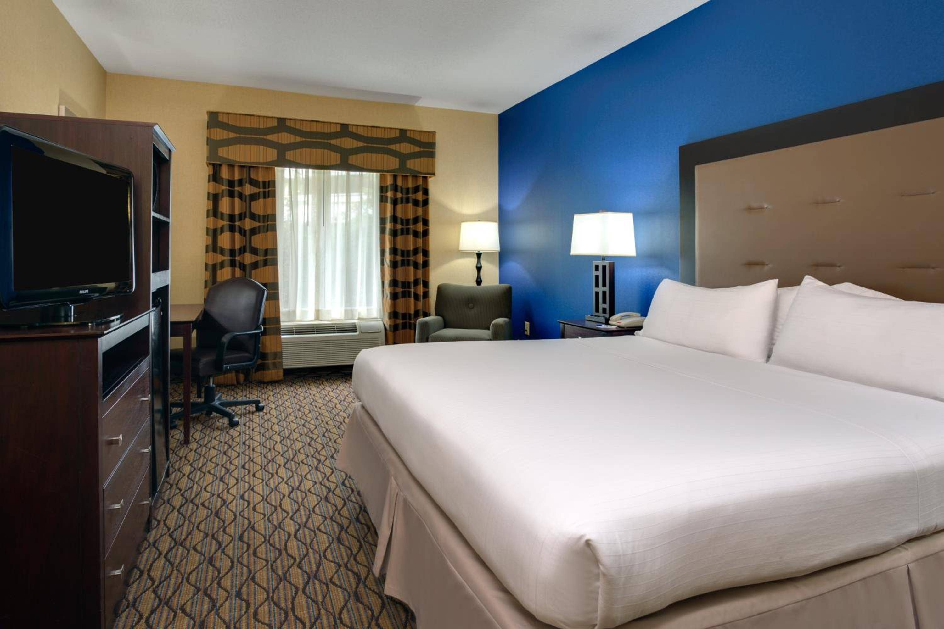 Holiday Inn Express Tower Center New Brunswick, an IHG Hotel