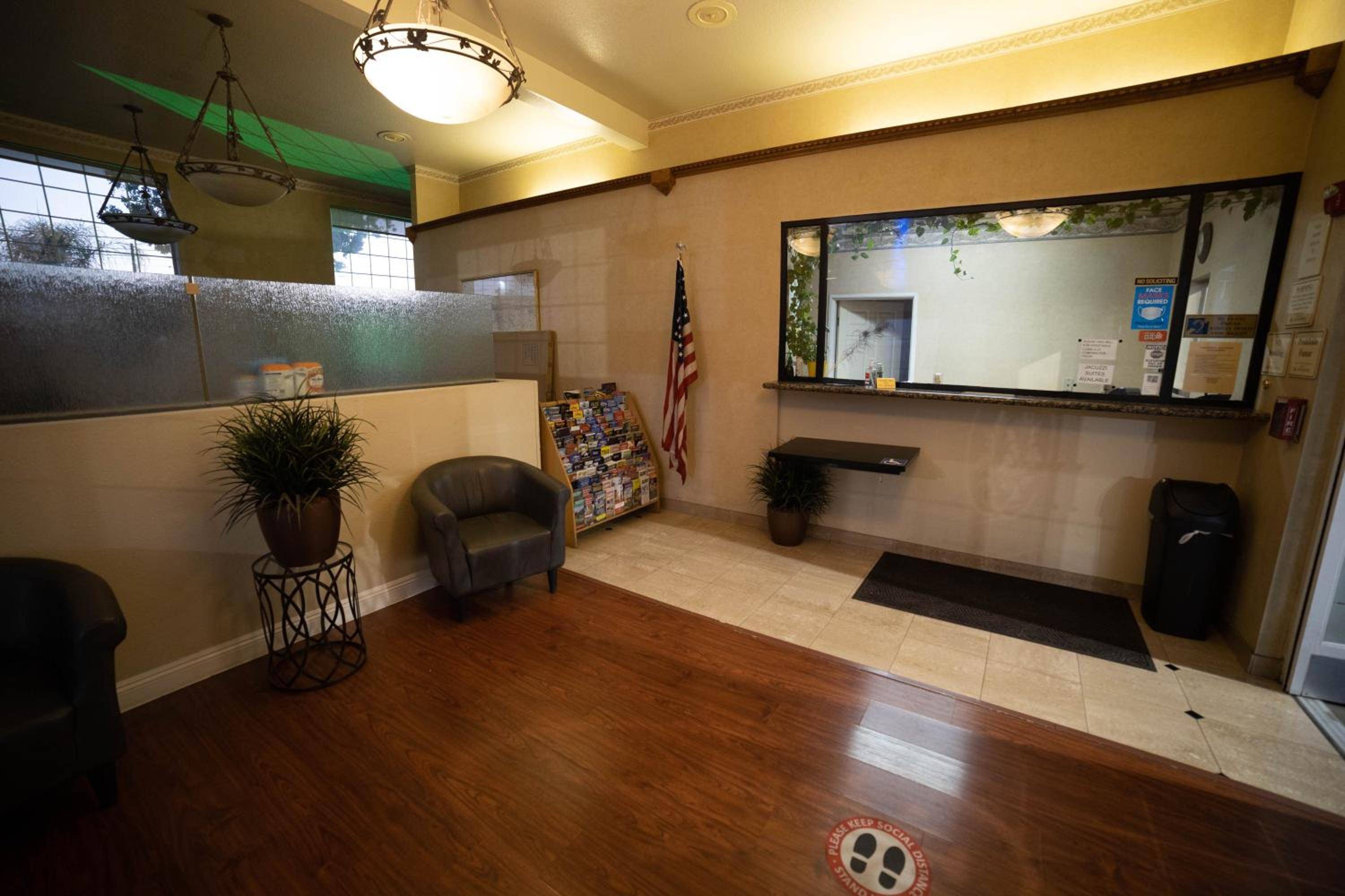Mid City Inn & Suites Pico Rivera