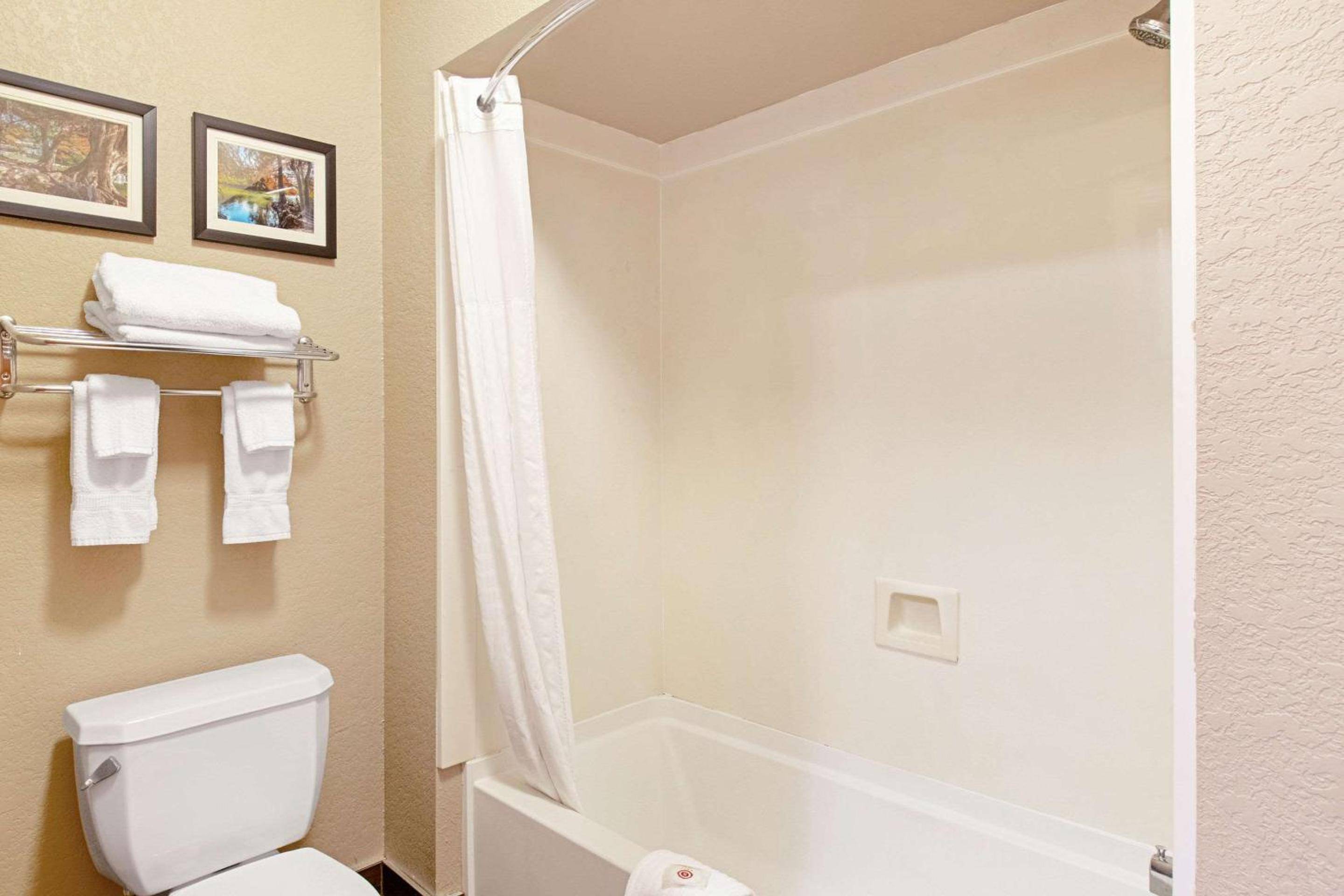 Comfort Inn & Suites and Suites Fredericksburg
