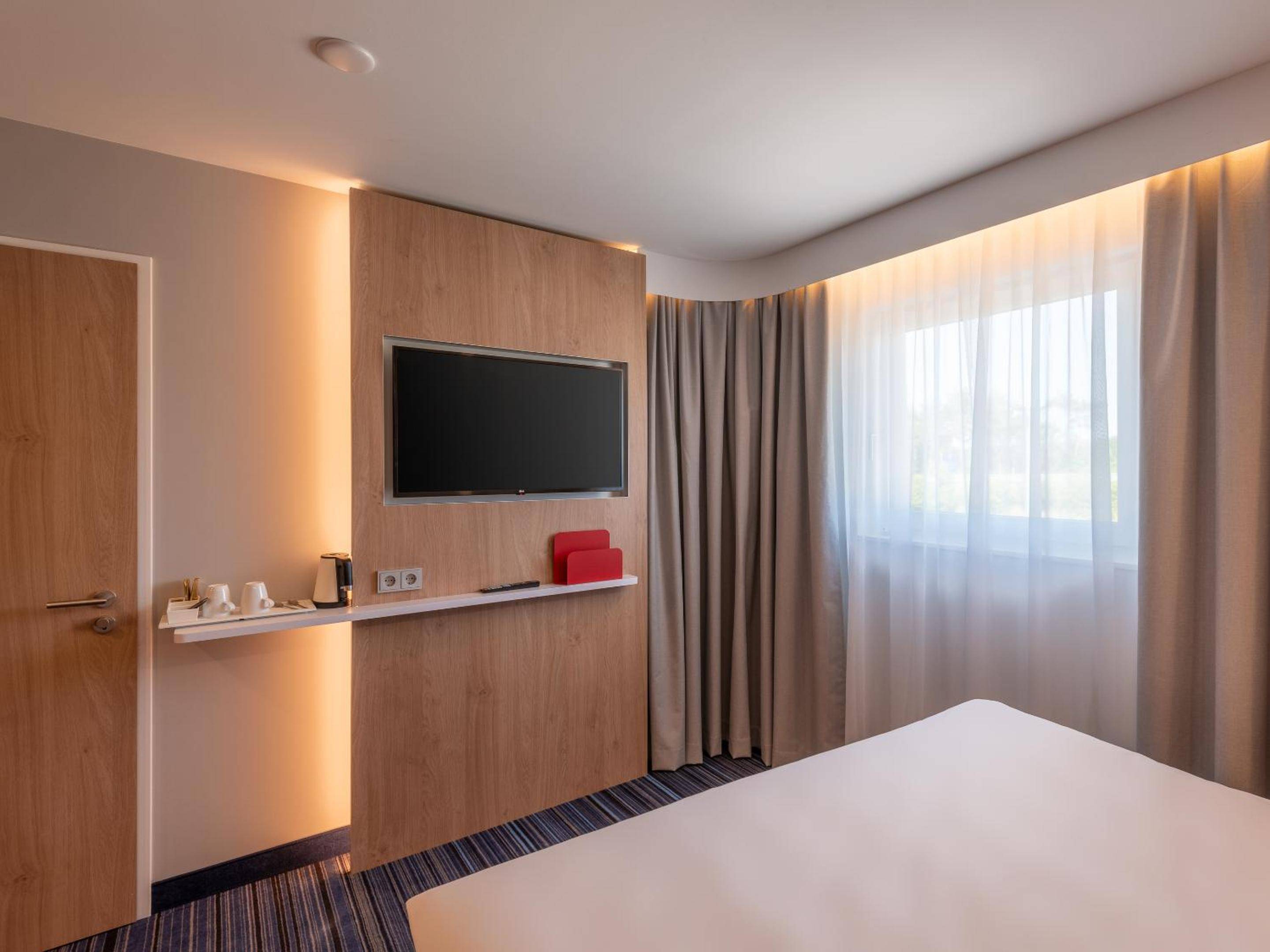 Holiday Inn Express - Hamburg South A7-AS42, an IHG Hotel