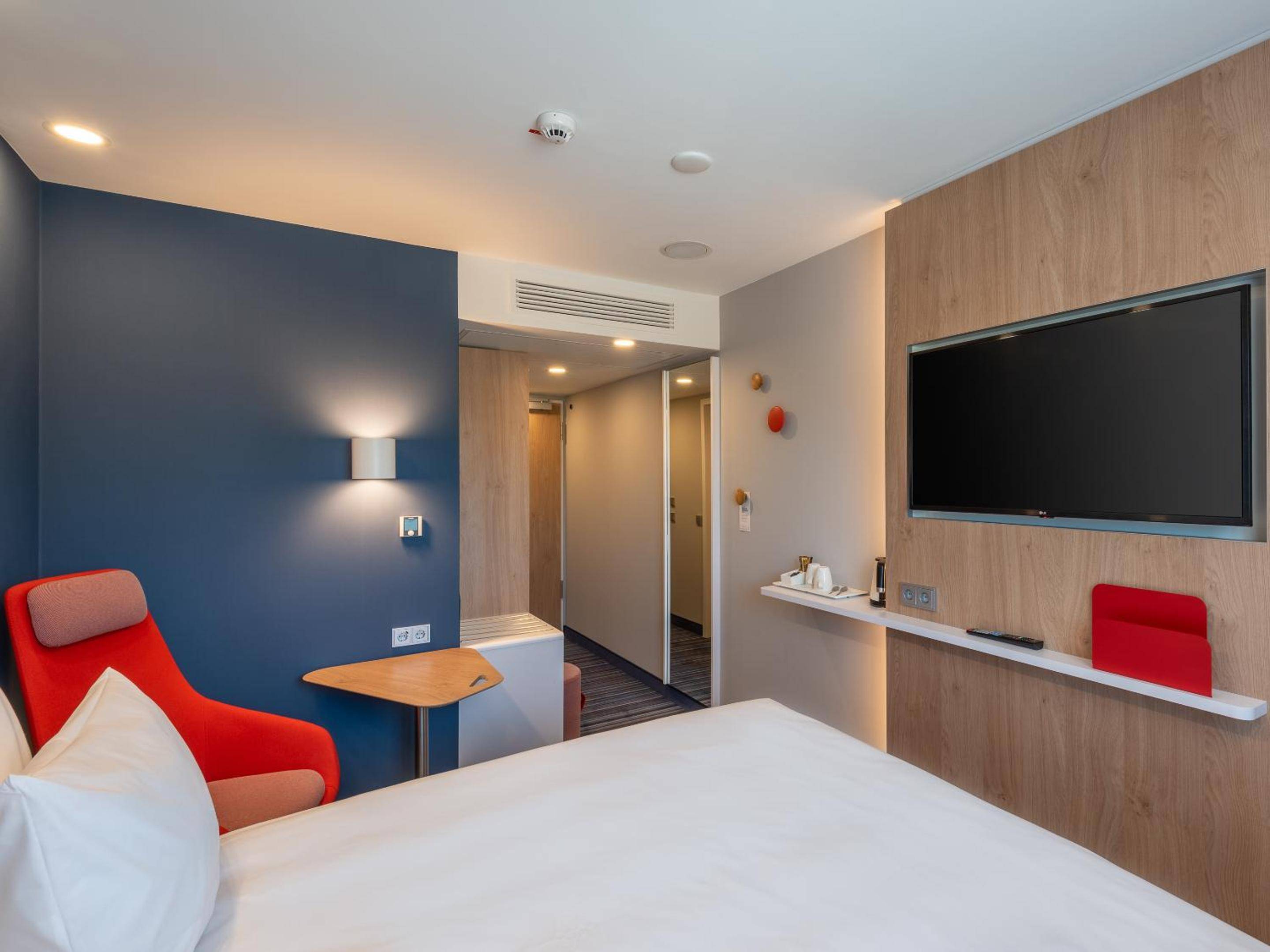 Holiday Inn Express - Hamburg South A7-AS42, an IHG Hotel