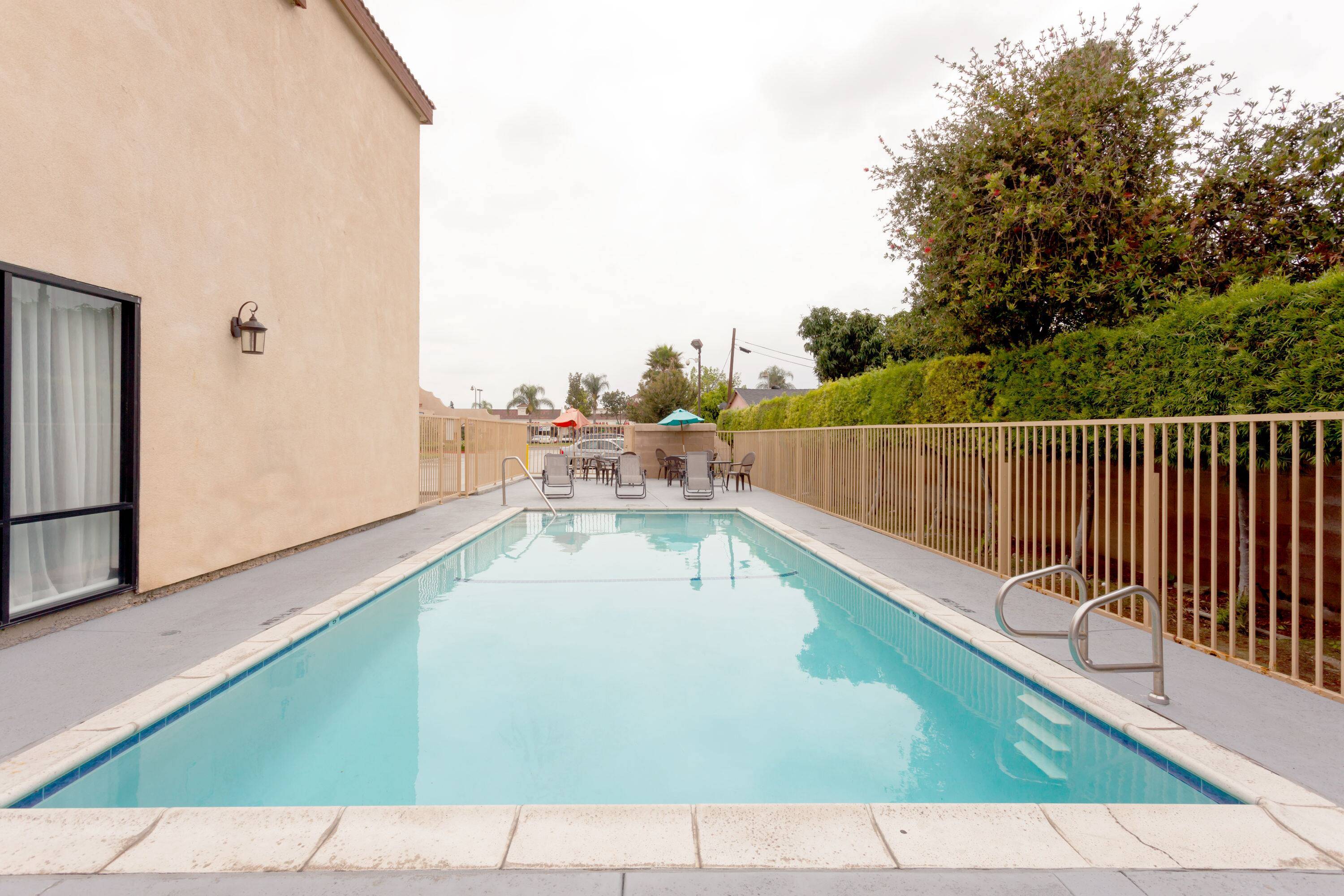Howard Johnson by Wyndham Pico Rivera Hotel & Suites