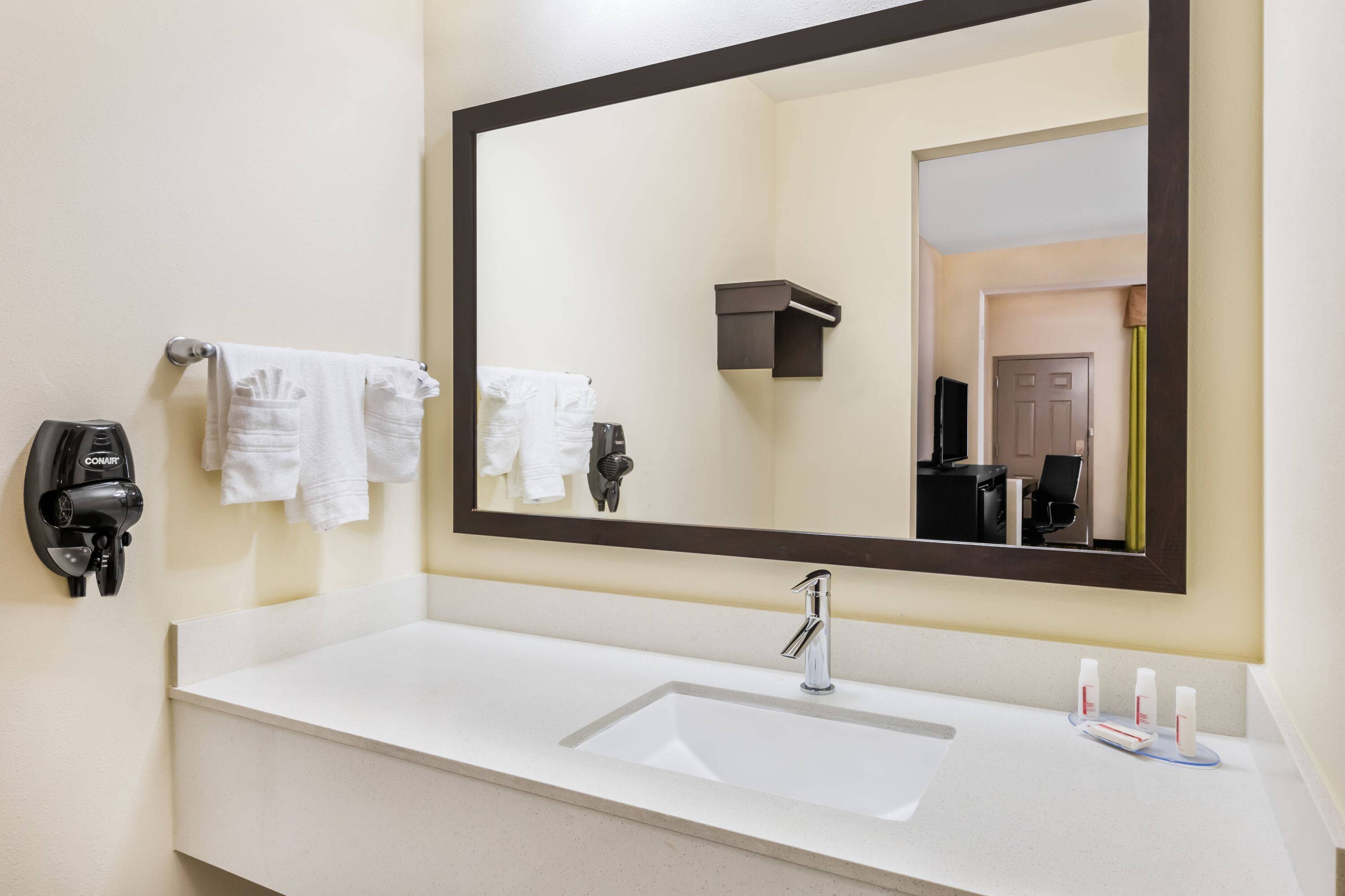 Days Inn & Suites by Wyndham Katy