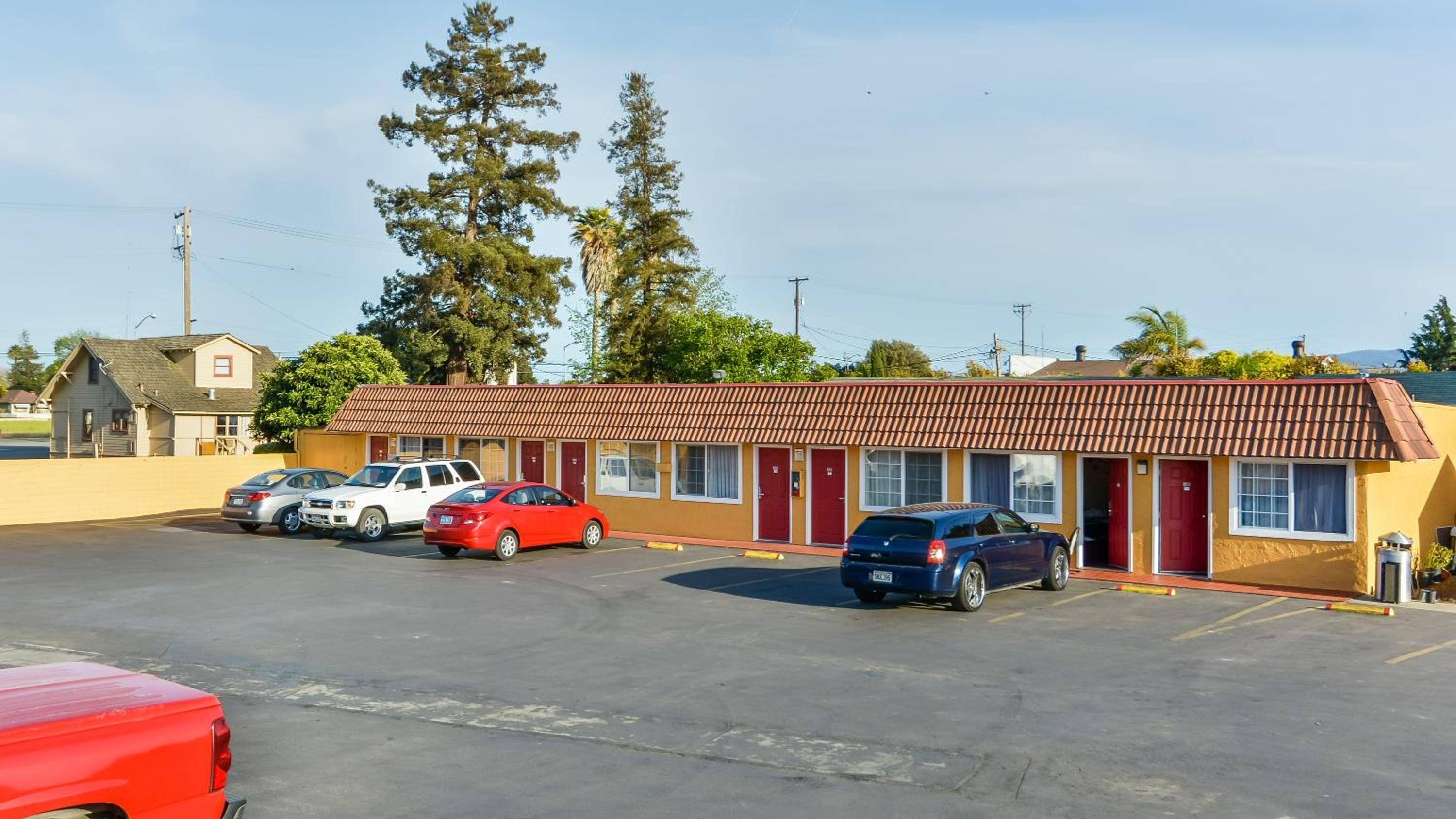 Hollister Inn