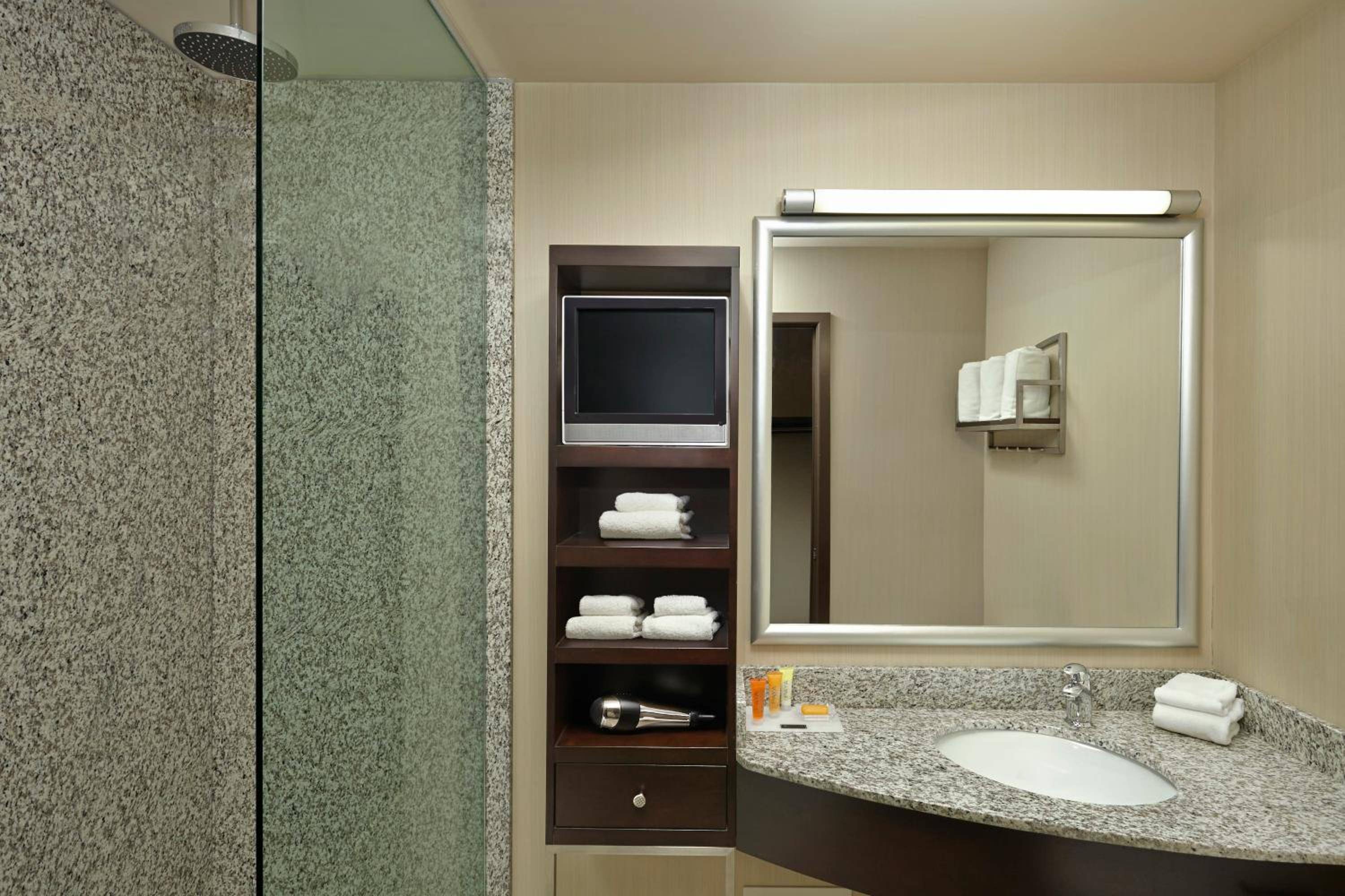 Acclaim Hotel by CLIQUE