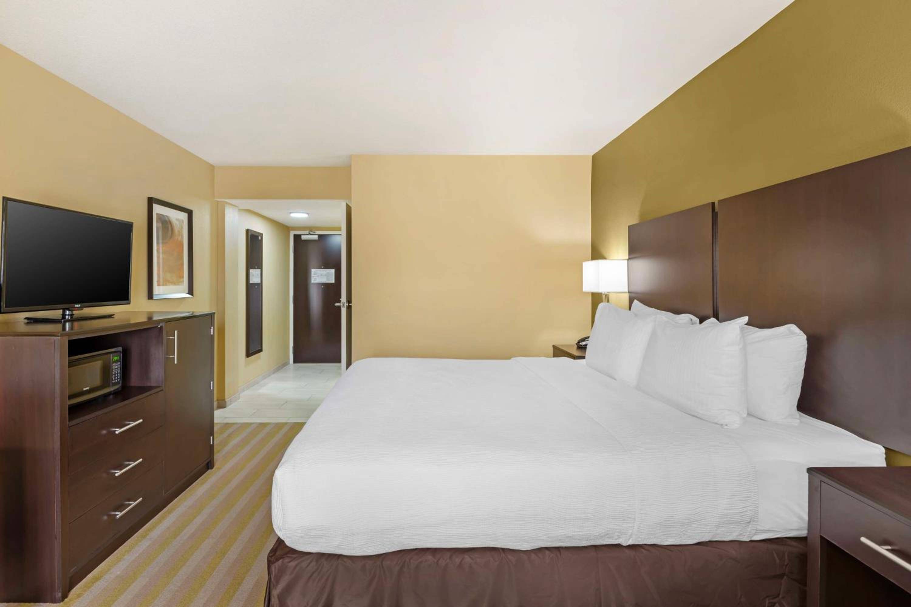 Best Western Plus Thornburg Inn & Suites