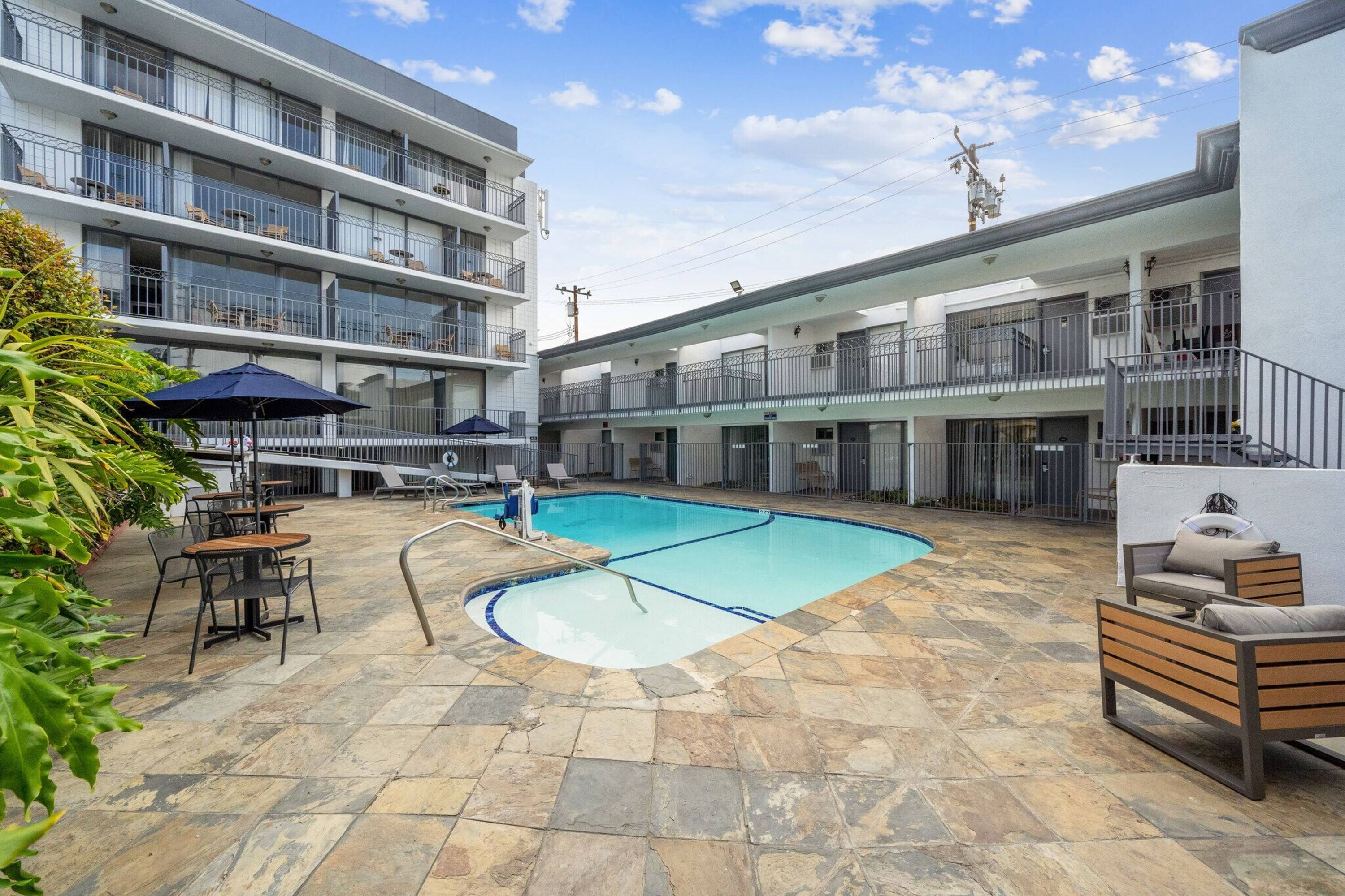 MC Pacific Inn & Suites