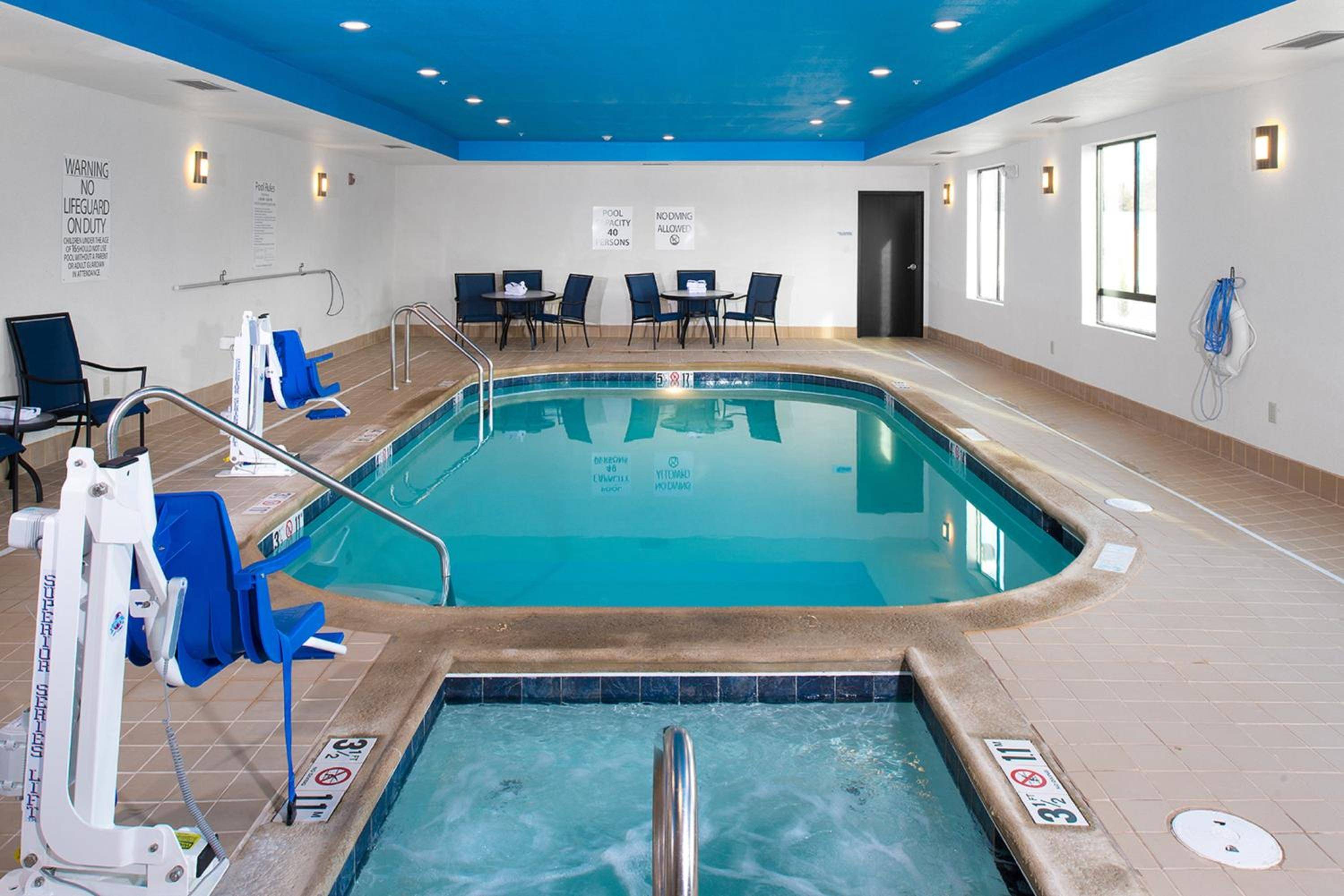 Holiday Inn Express Hutchinson