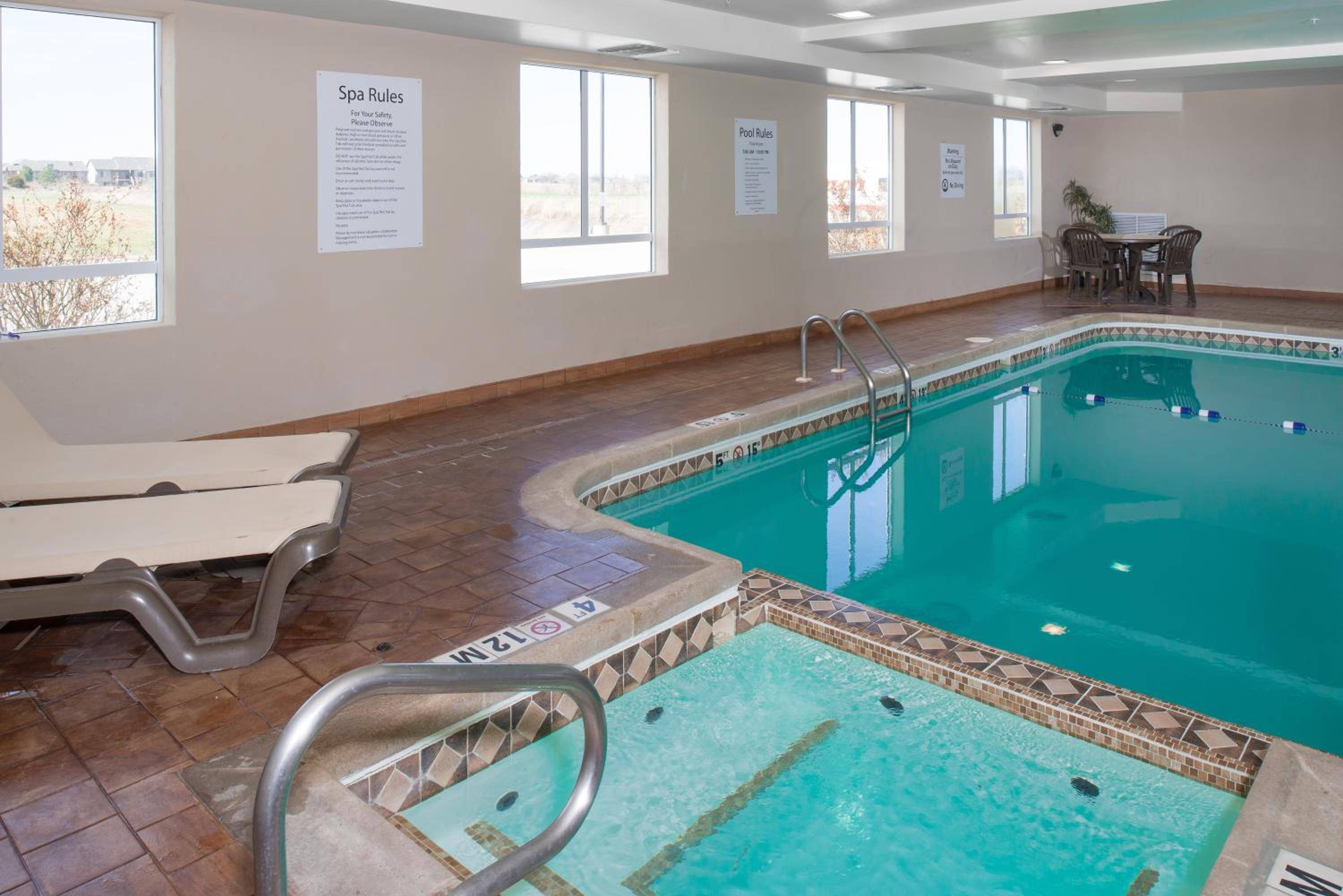 Holiday Inn Express & Suites Wichita Northwest Maize K-96