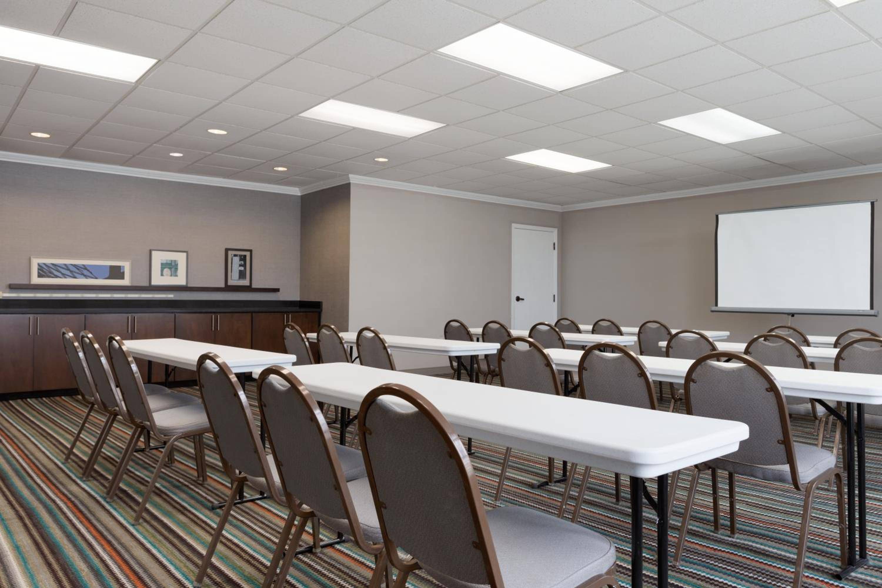 Country Inn & Suites by Radisson, Jackson, TN