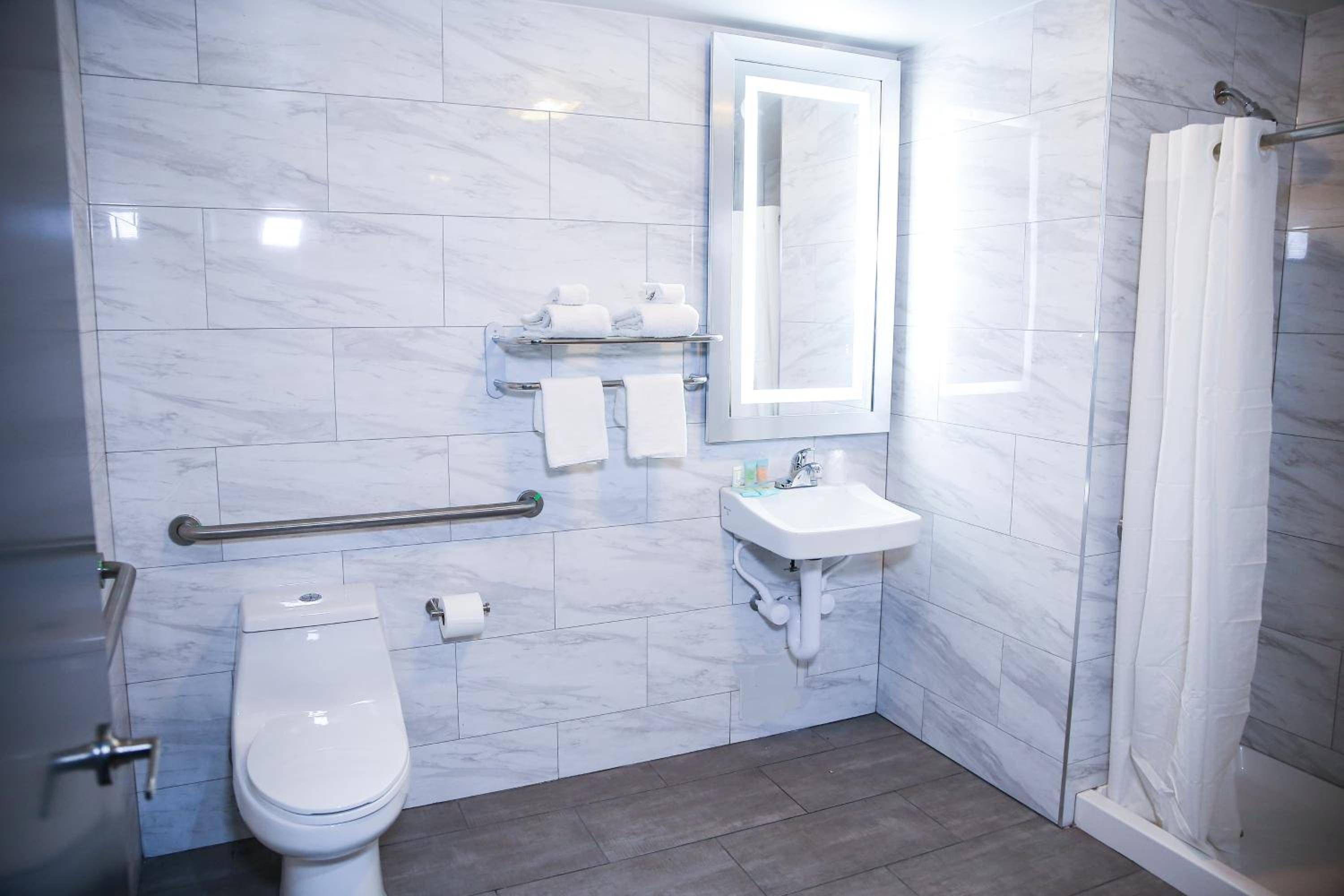 7 Days Hotel Bronx