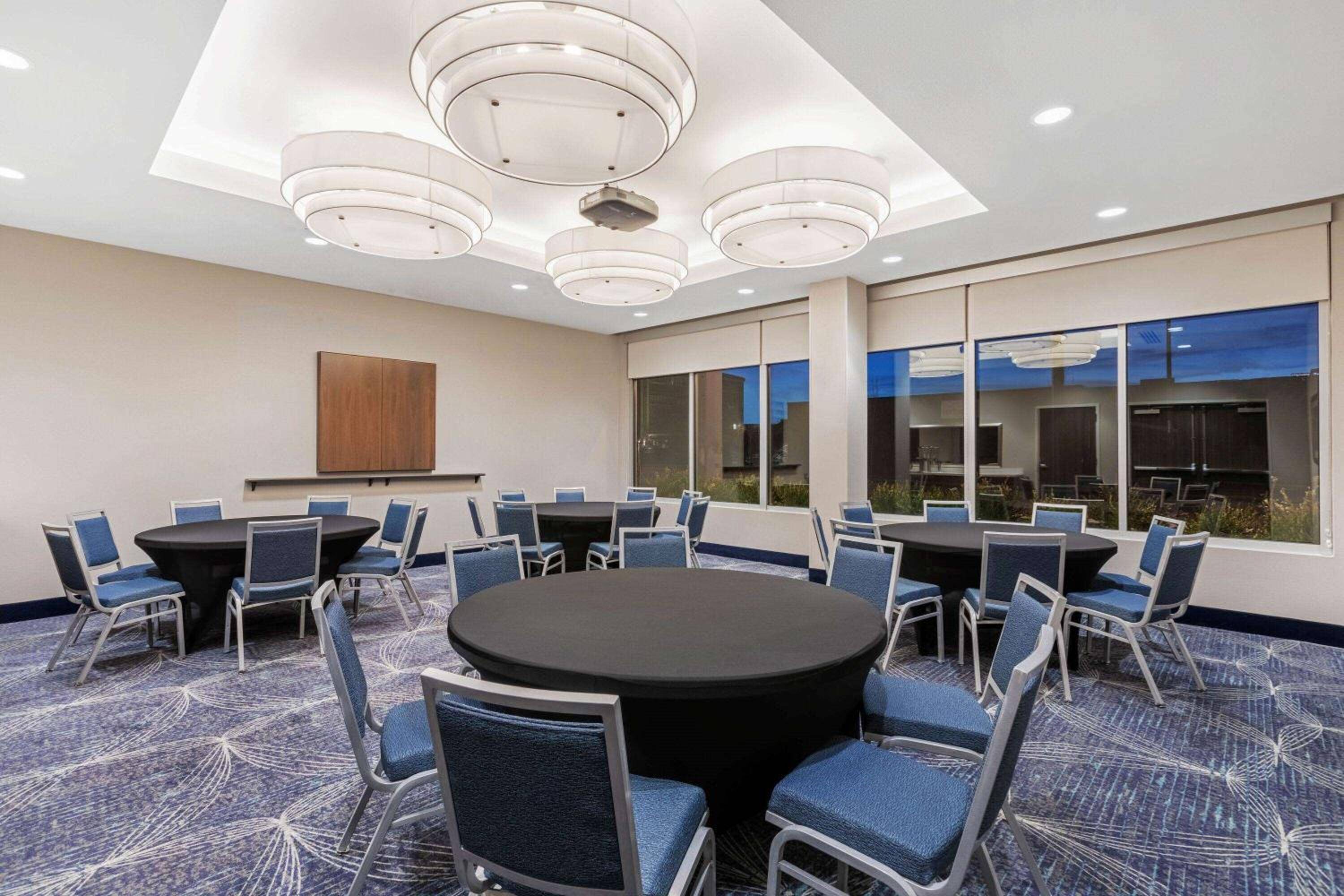 La Quinta Inn & Suites by Wyndham Kansas City Beacon Hill
