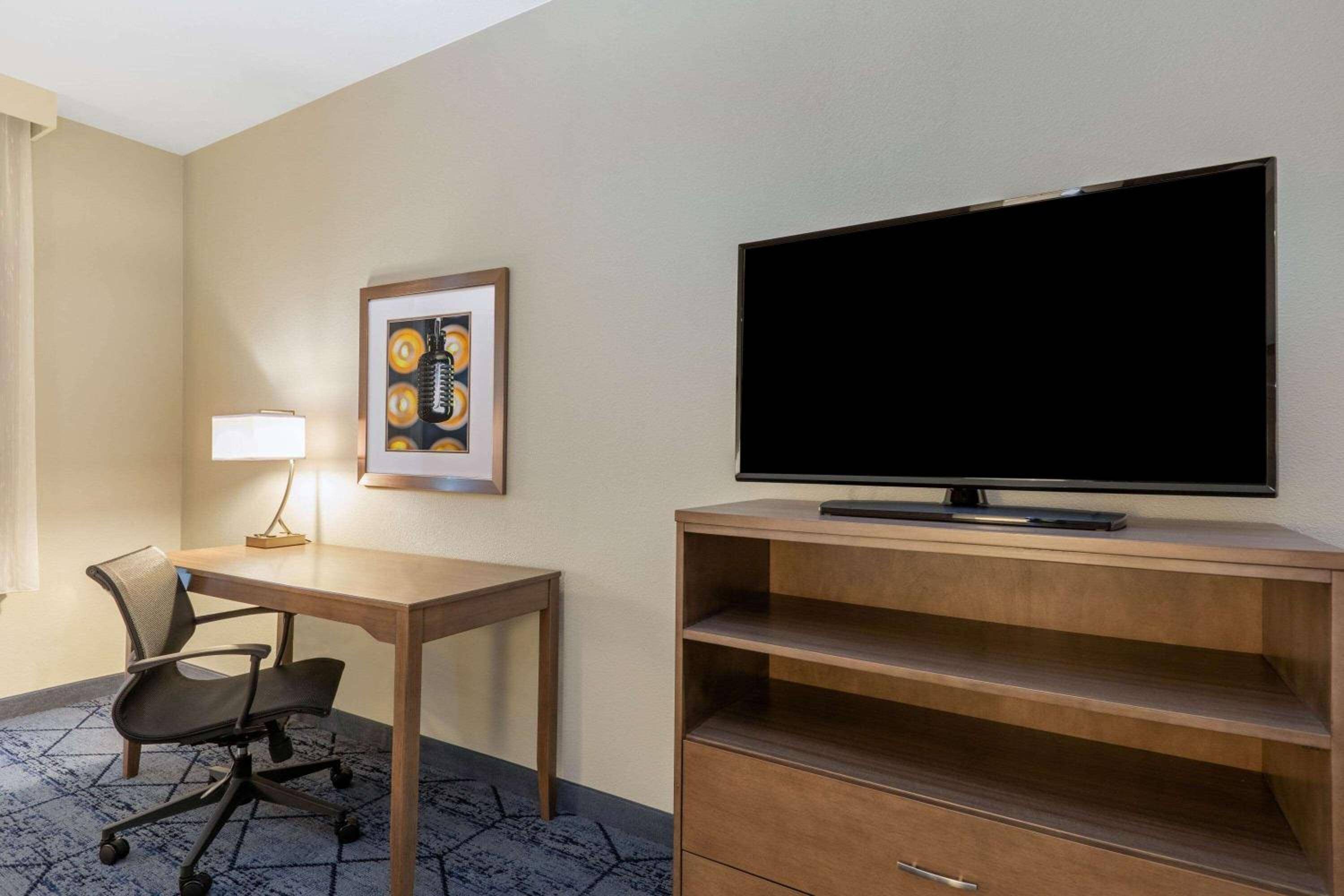 La Quinta Inn & Suites by Wyndham Kansas City Beacon Hill