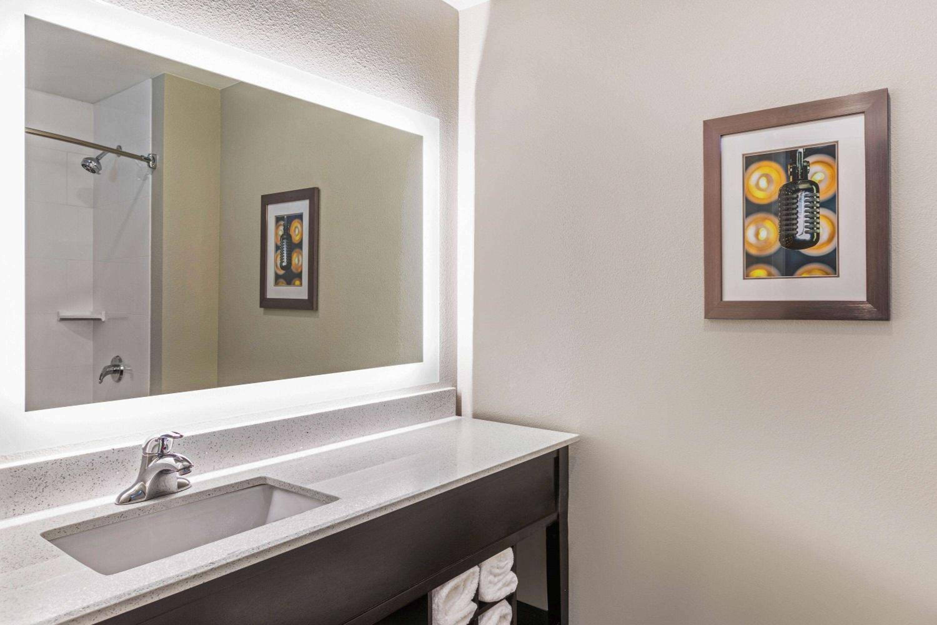 La Quinta Inn & Suites by Wyndham Kansas City Beacon Hill