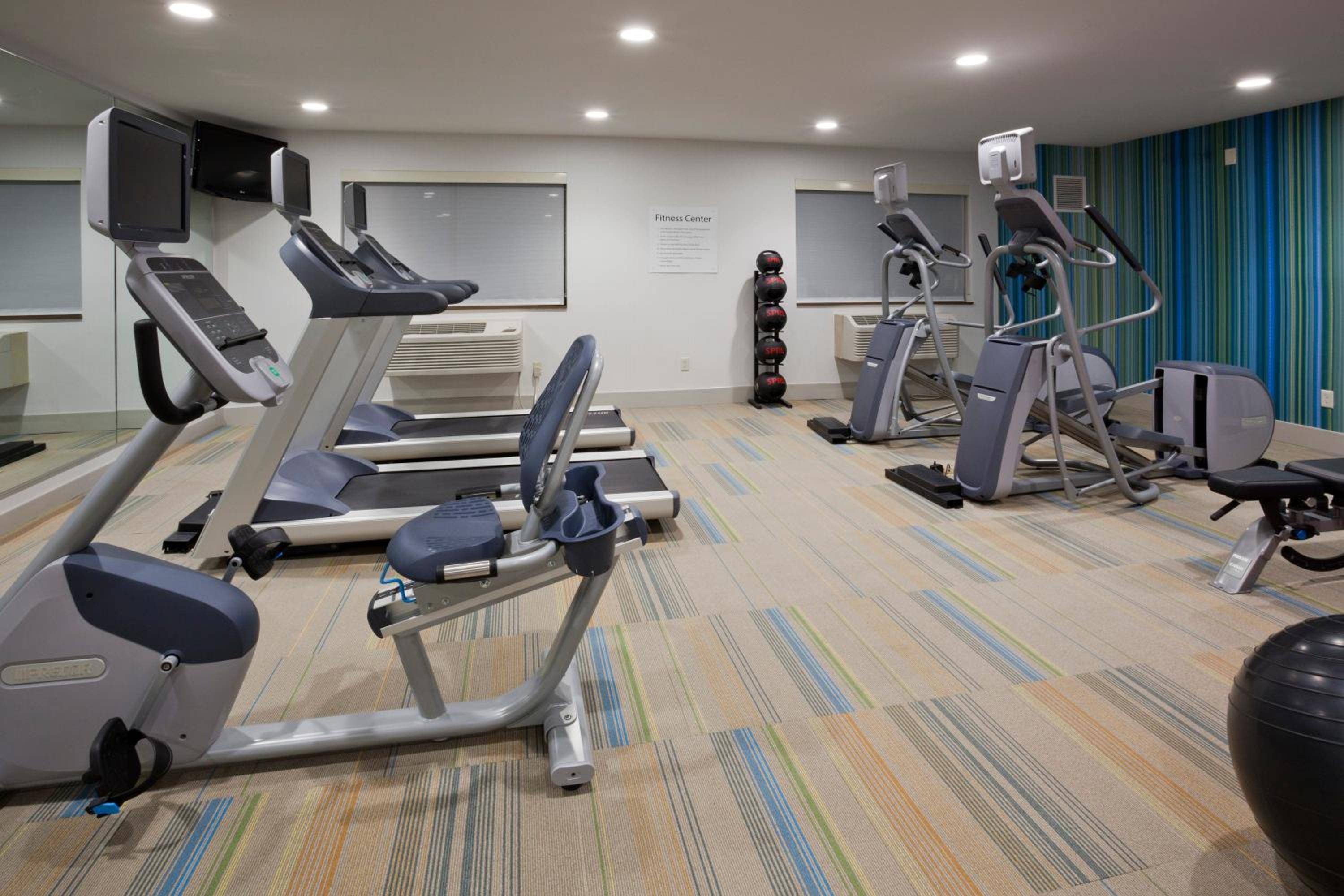 Holiday Inn Express & Suites Minneapolis (Golden Valley)