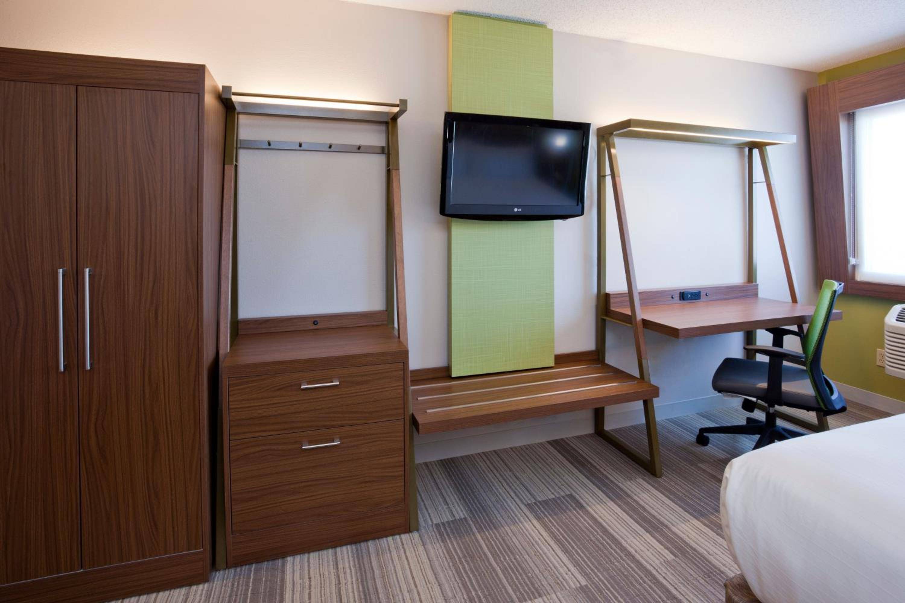 Holiday Inn Express & Suites Minneapolis (Golden Valley)