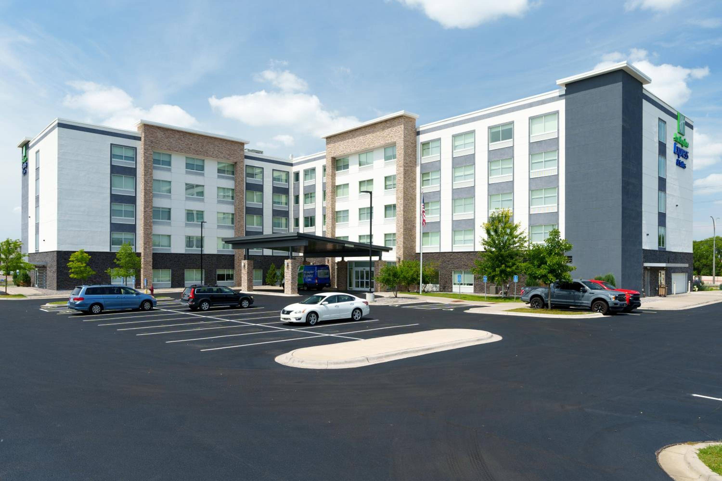 Holiday Inn Express & Suites - Mall of America - MSP Airport