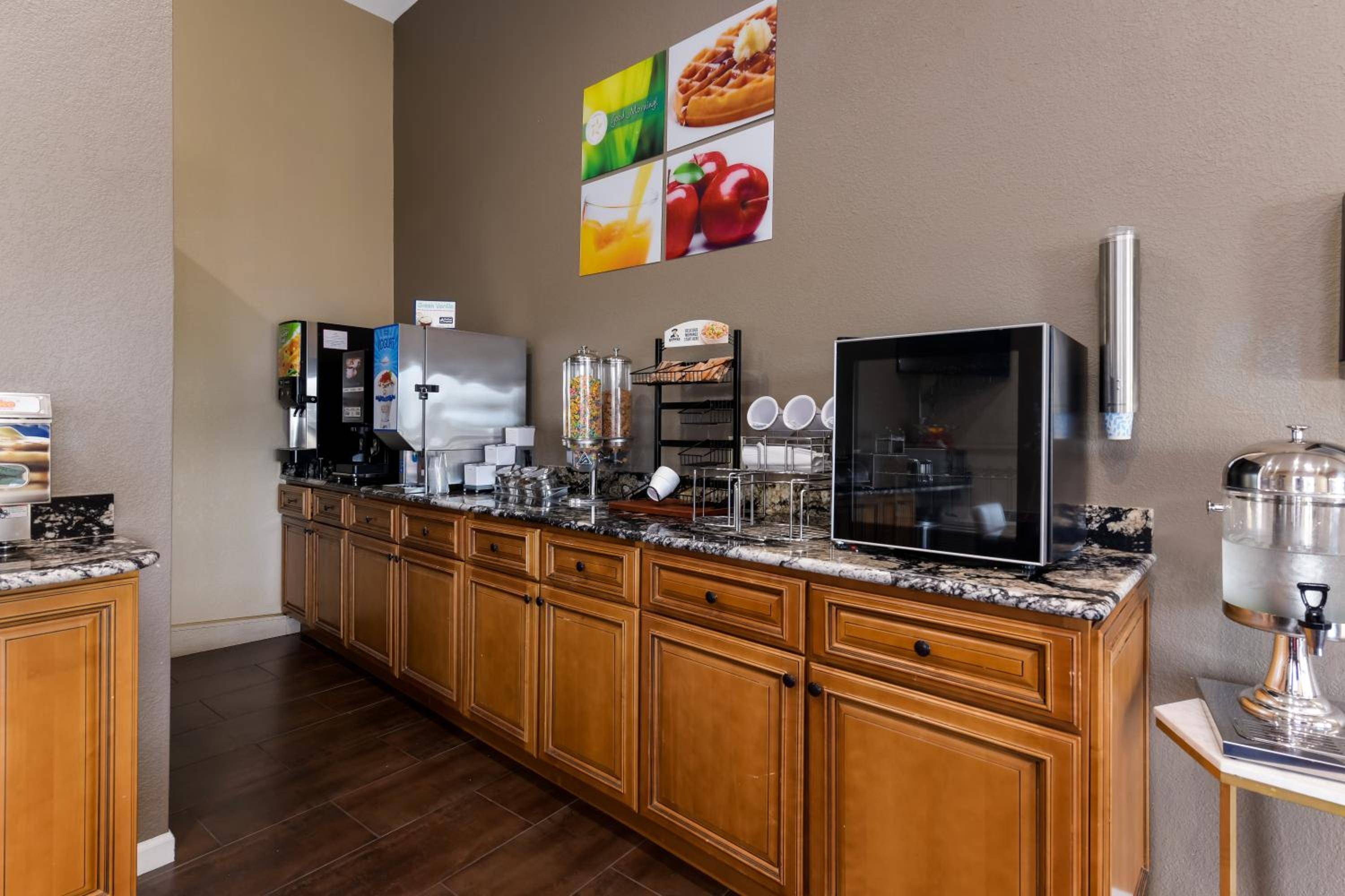 Baymont by Wyndham Liberty MO