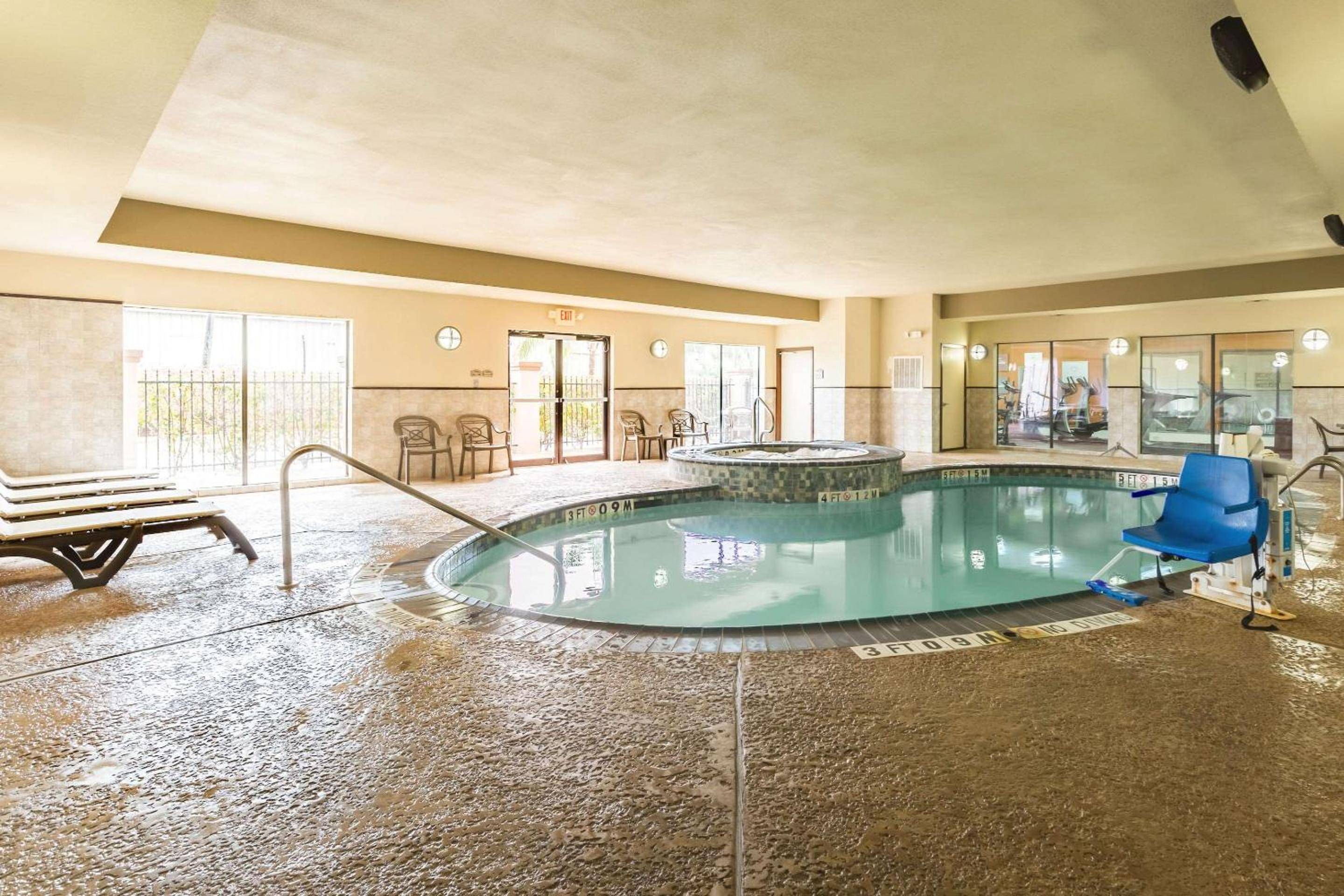 Comfort Suites Beaumont I - 10