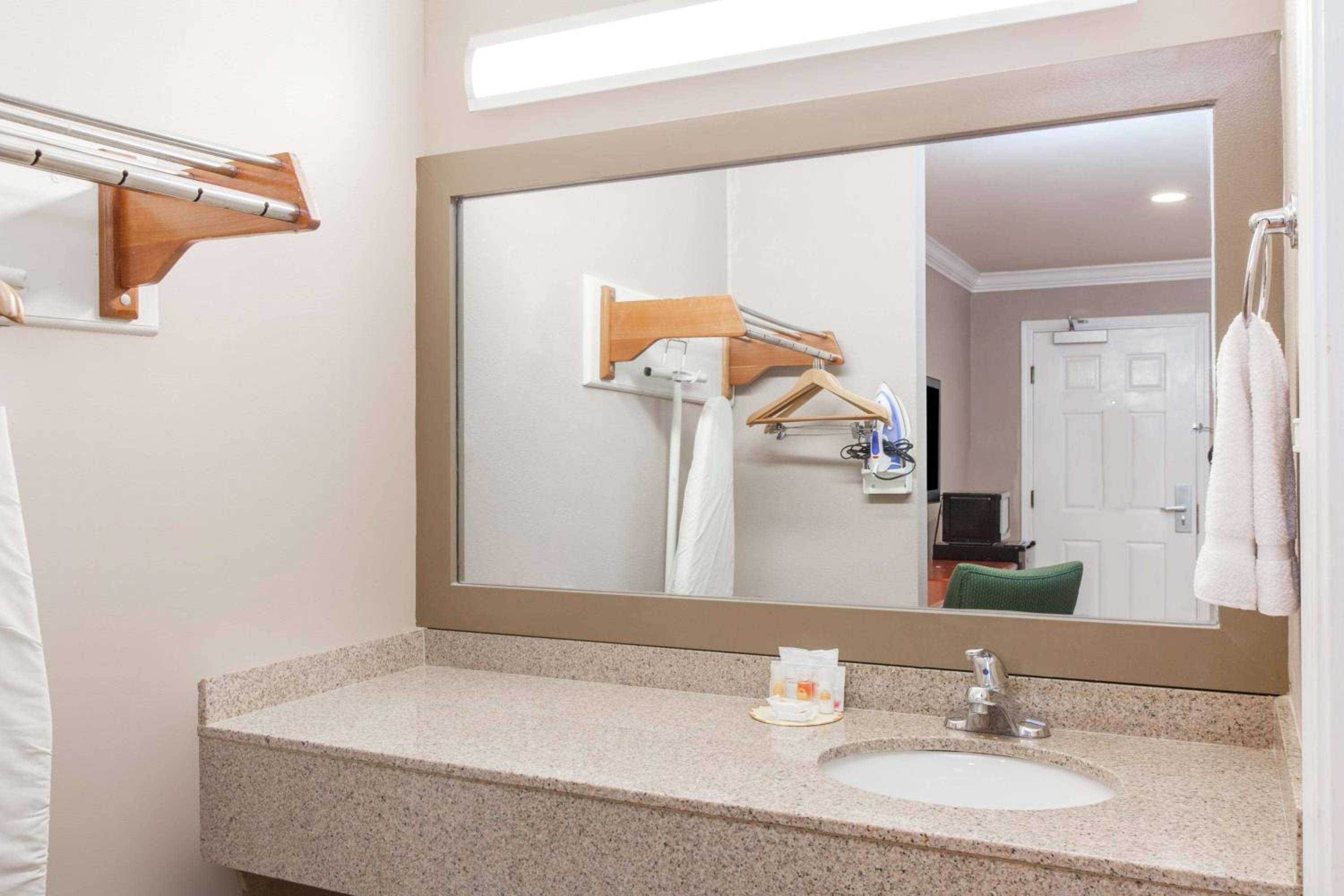 Days Inn by Wyndham San Francisco S/Oyster Point Airport