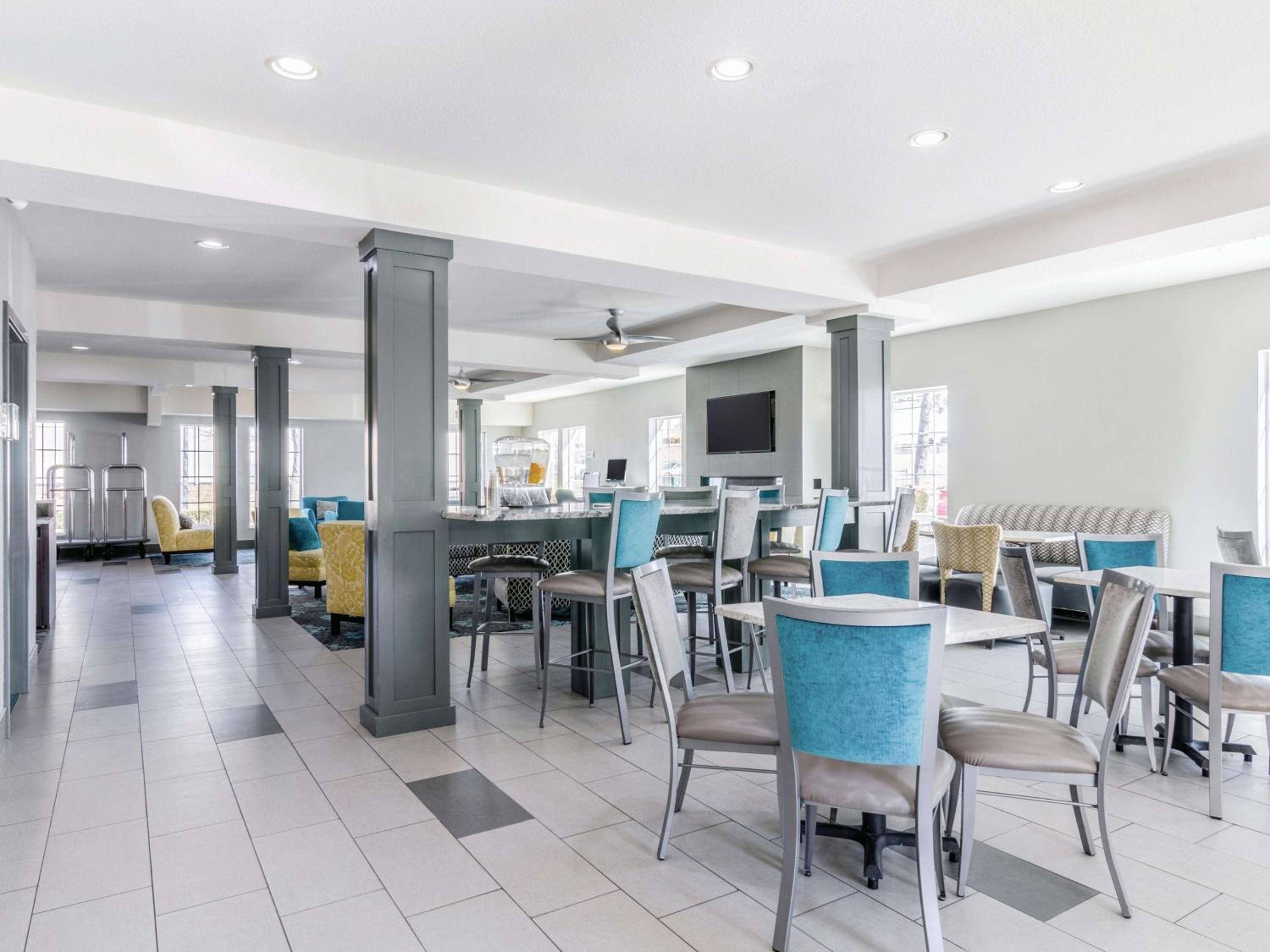 La Quinta Inn & Suites by Wyndham Kansas City Airport