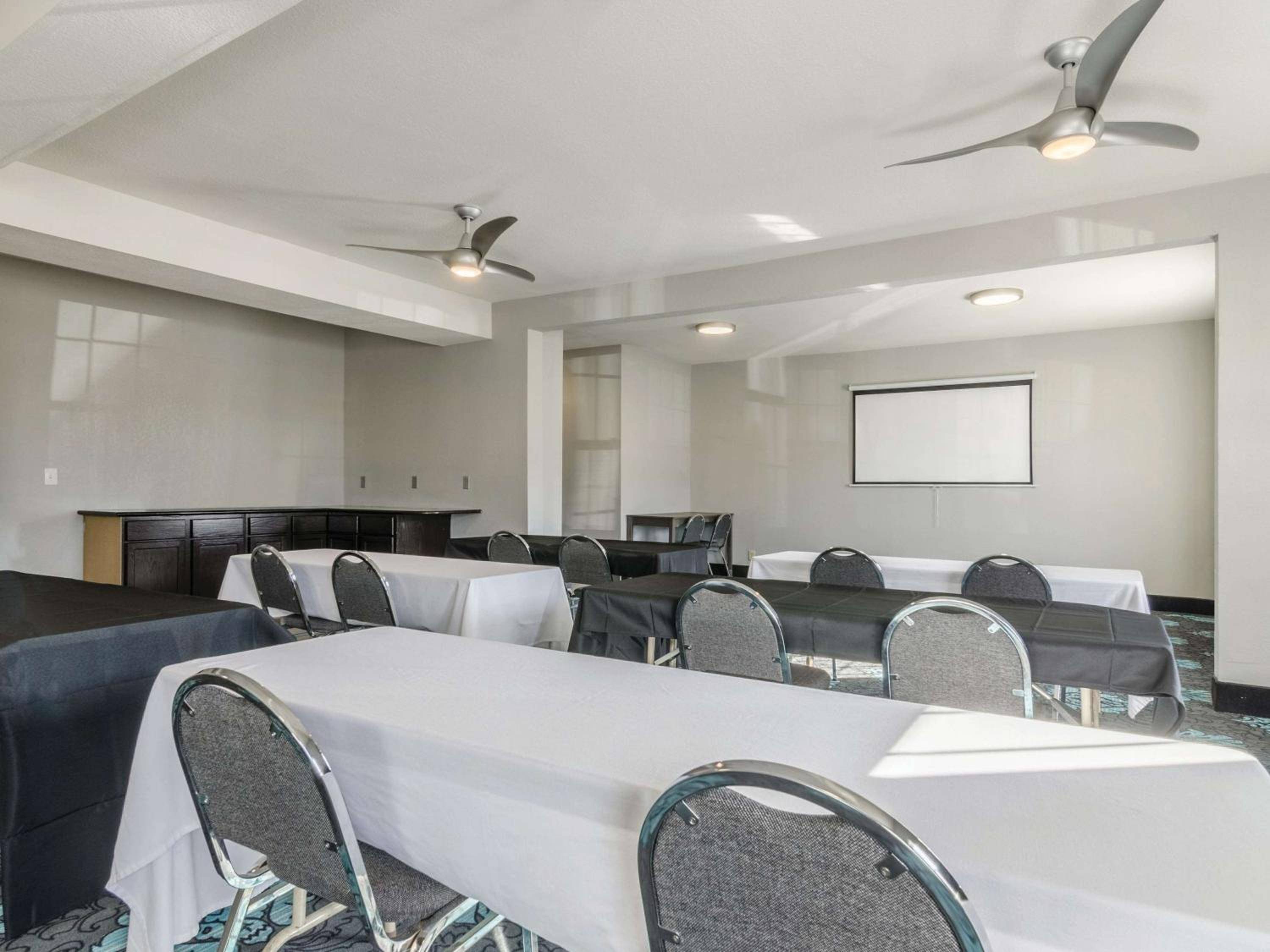 La Quinta Inn & Suites by Wyndham Kansas City Airport