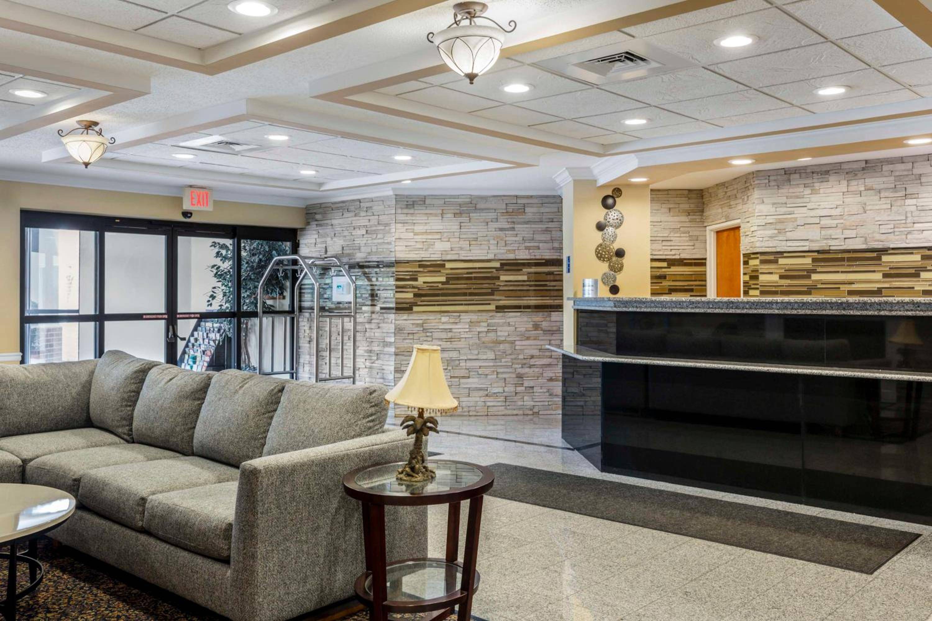 Best Western PLUS NEW ENGLAND INN & SUITES