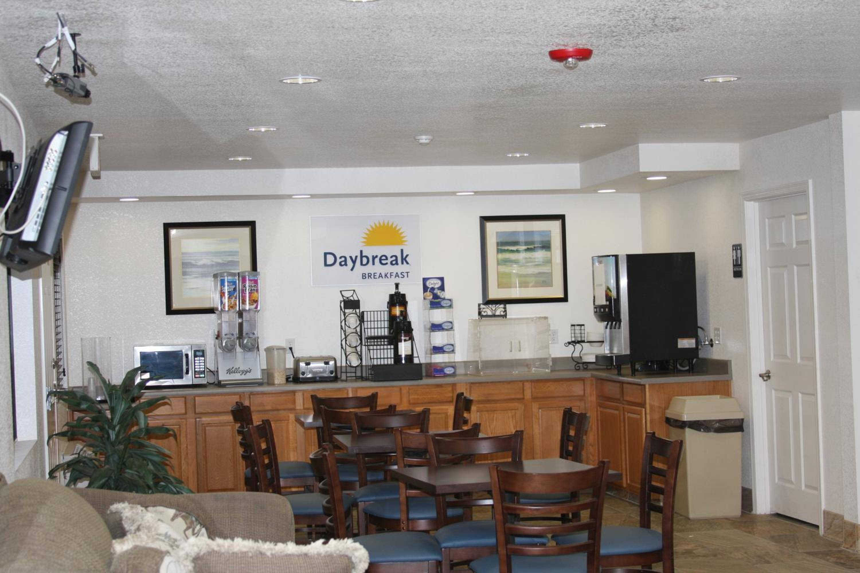 Days Inn & Suites by Wyndham Needles