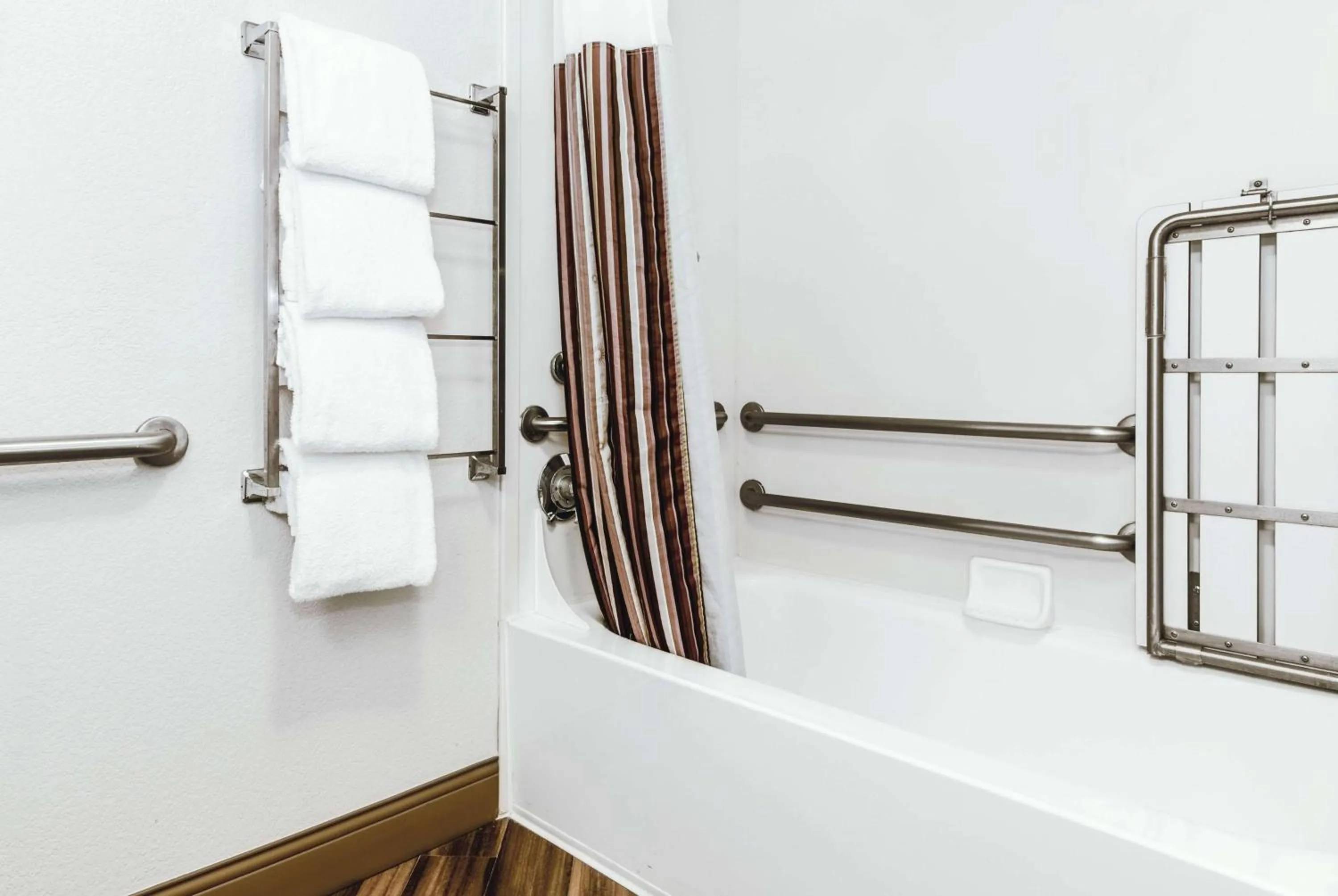 La Quinta Inn & Suites by Wyndham Ontario Airport