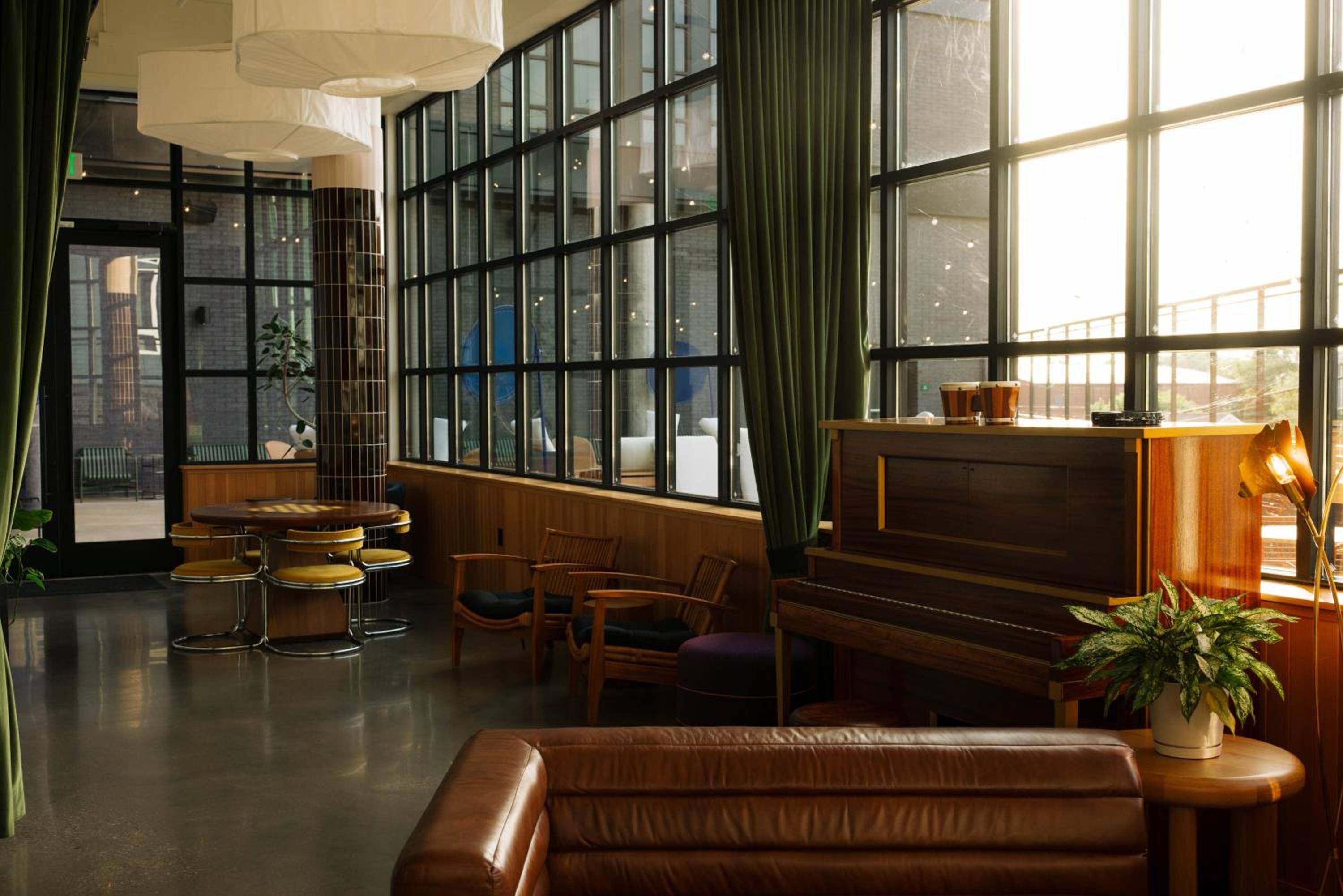 Waymore's Guest House & Casual Club