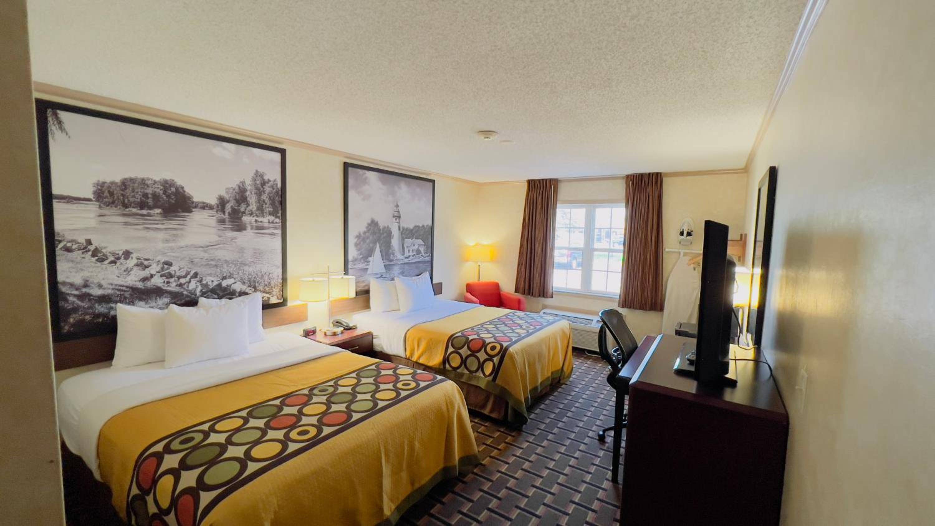 Super 8 by Wyndham Maumee Perrysburg Toledo Area