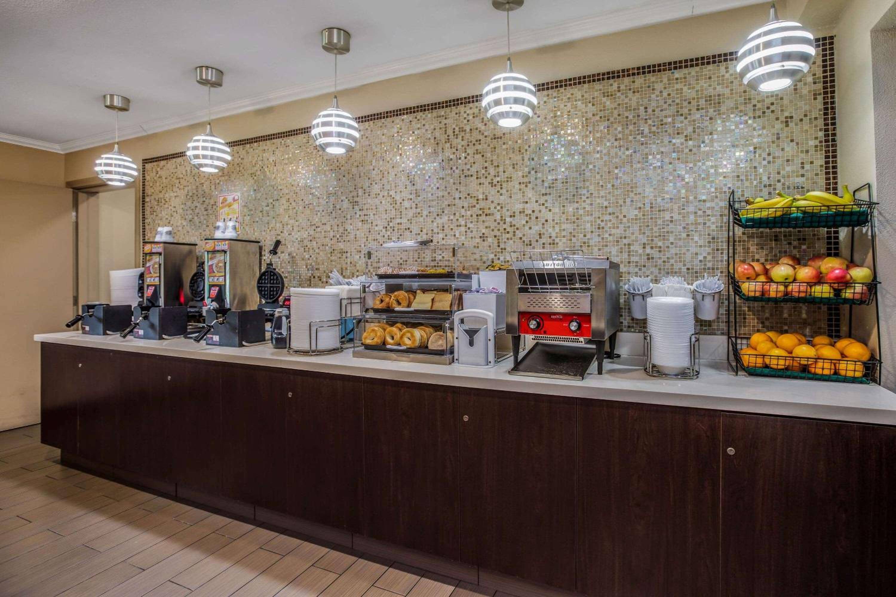 La Quinta Inn & Suites by Wyndham Carlsbad - Legoland Area