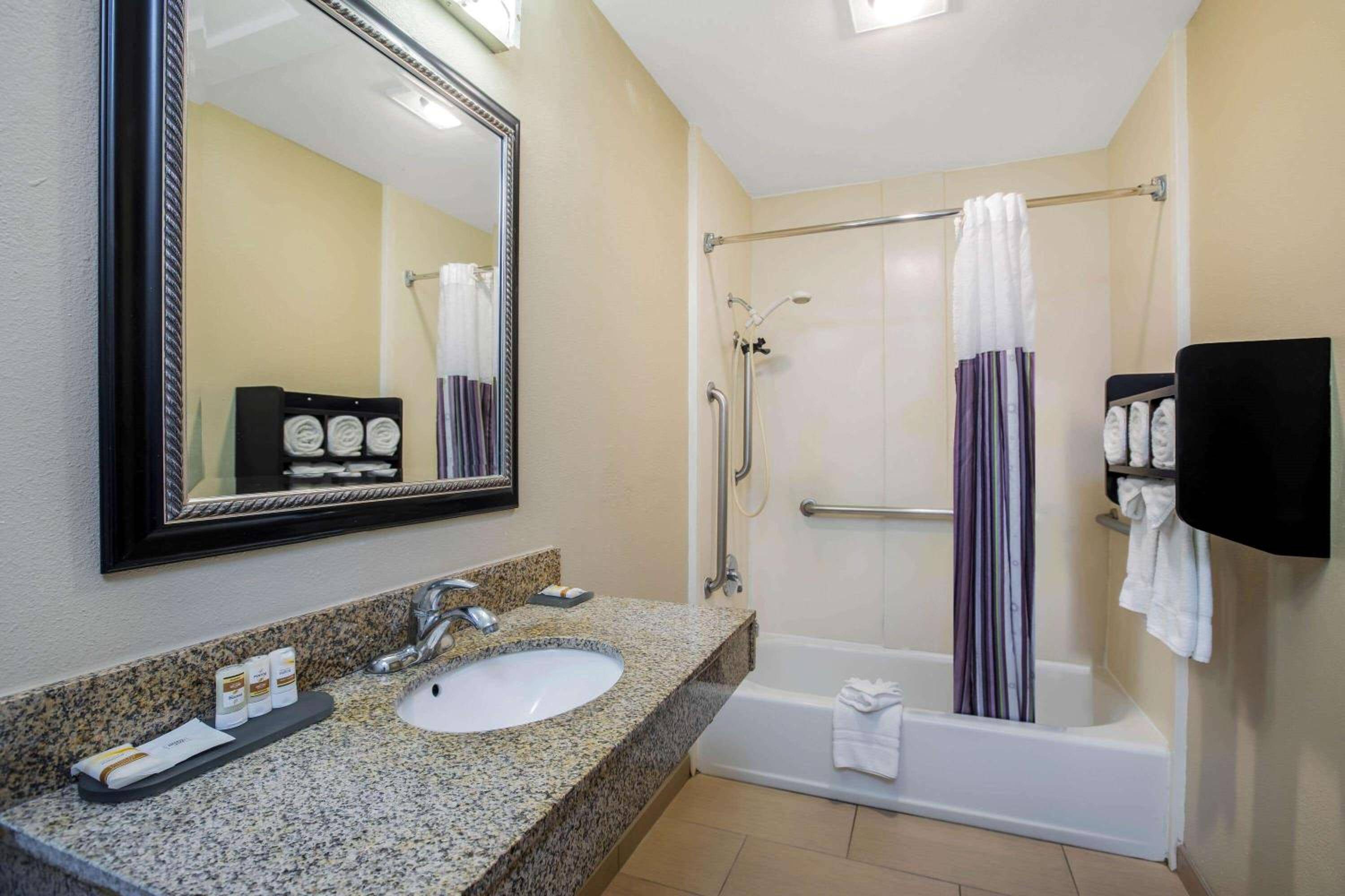 La Quinta Inn & Suites by Wyndham Carlsbad - Legoland Area