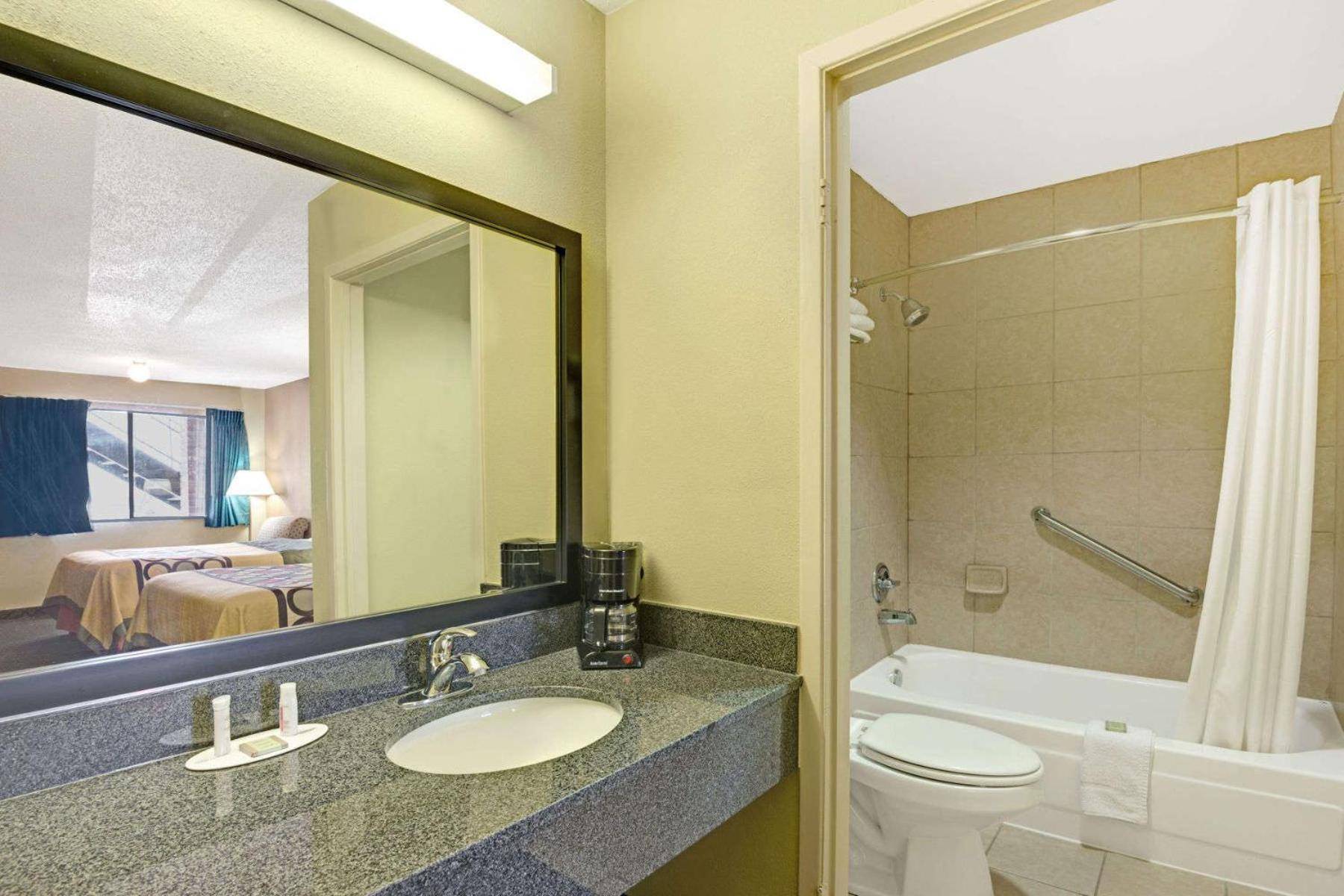 Super 8 by Wyndham Universal City