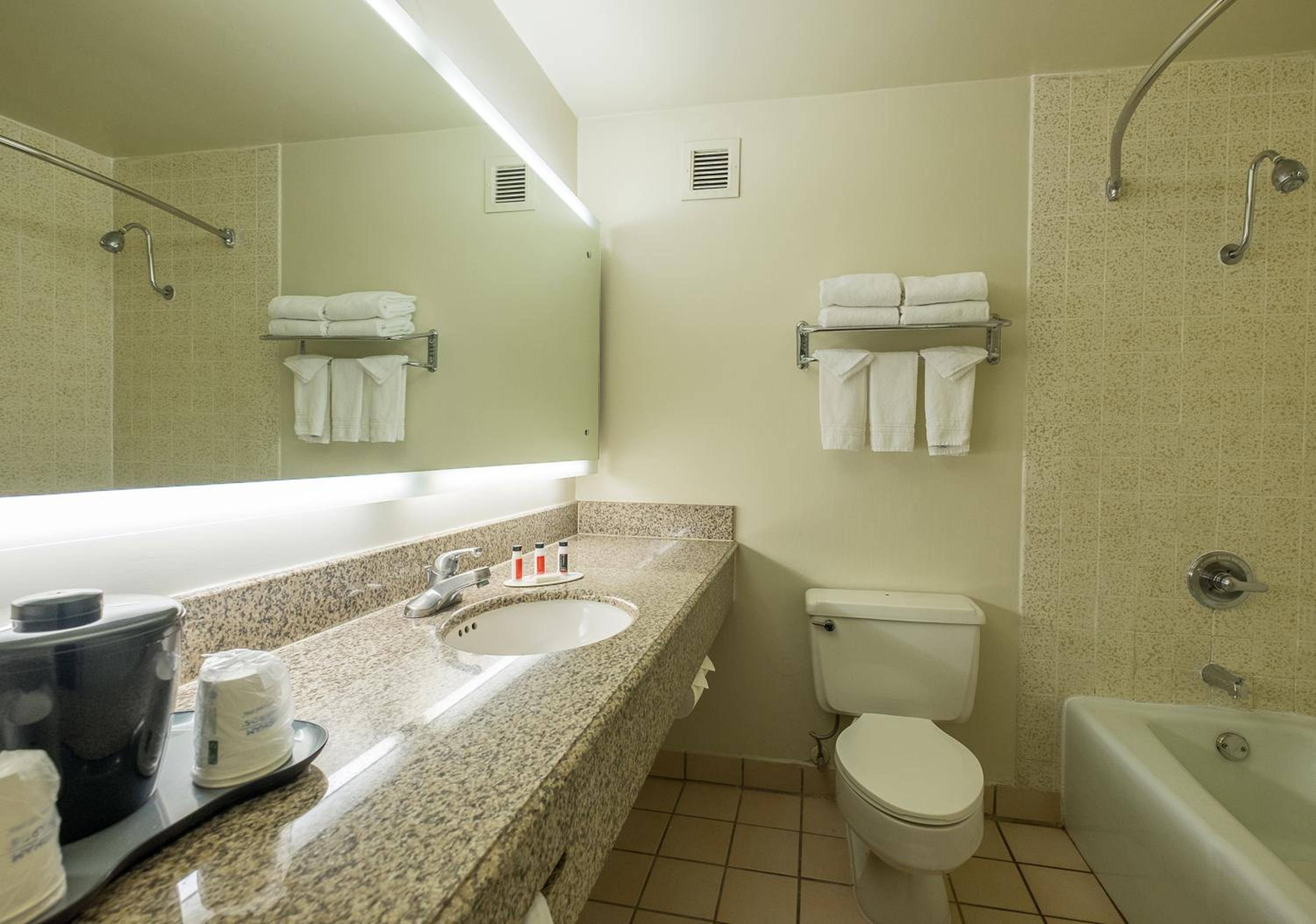 Howard Johnson by Wyndham Fullerton/Anaheim