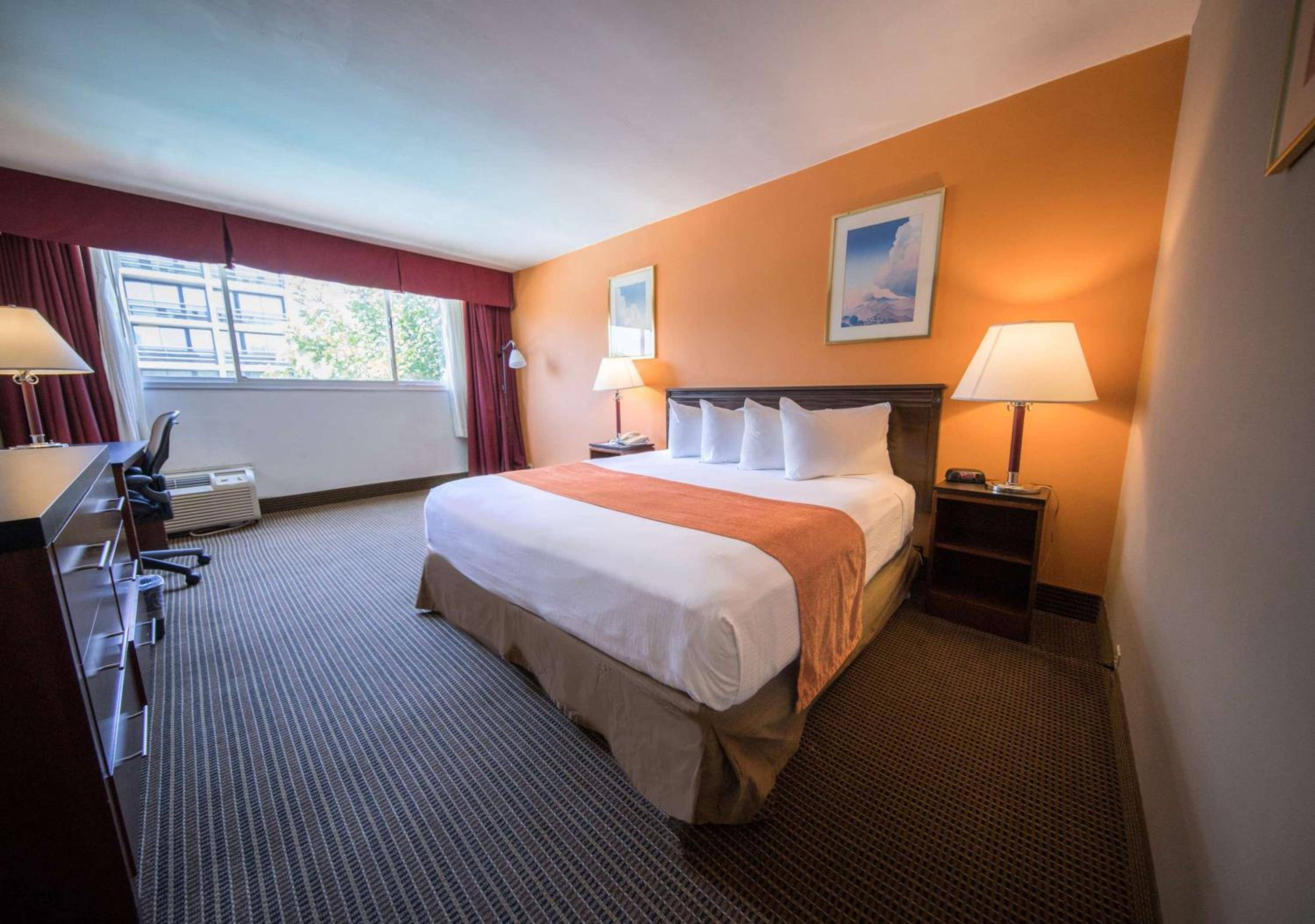 Howard Johnson by Wyndham Fullerton/Anaheim