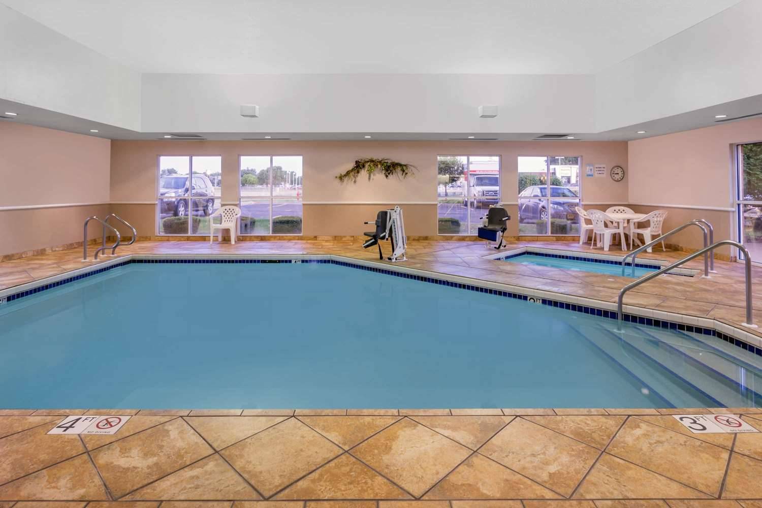 Super 8 by Wyndham Madison South