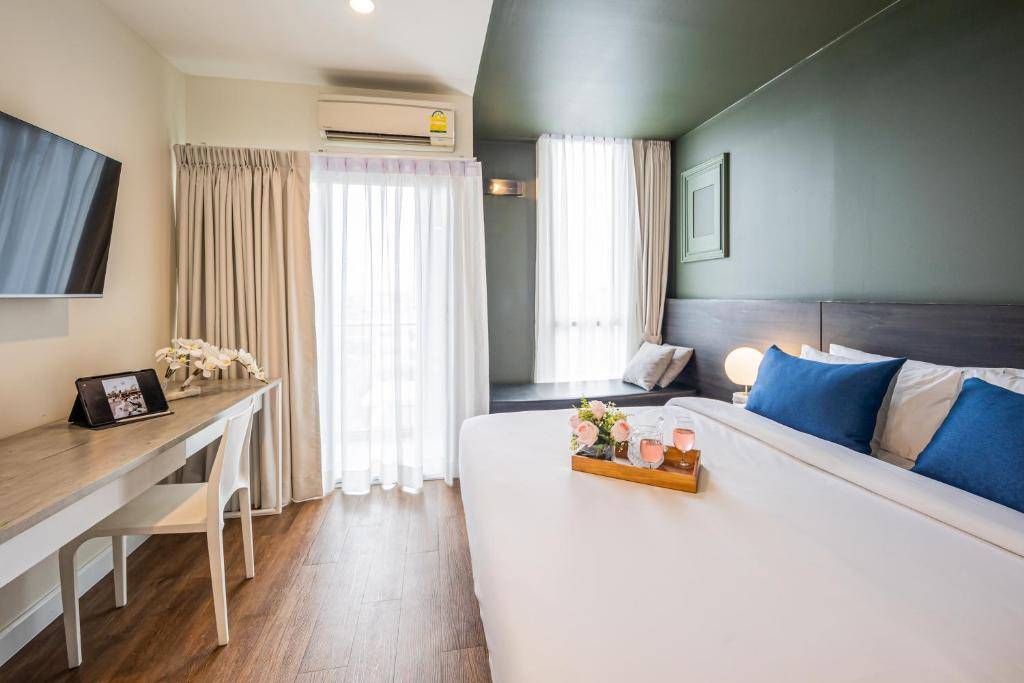 Blue Hippo & Red Crocodile Hotel