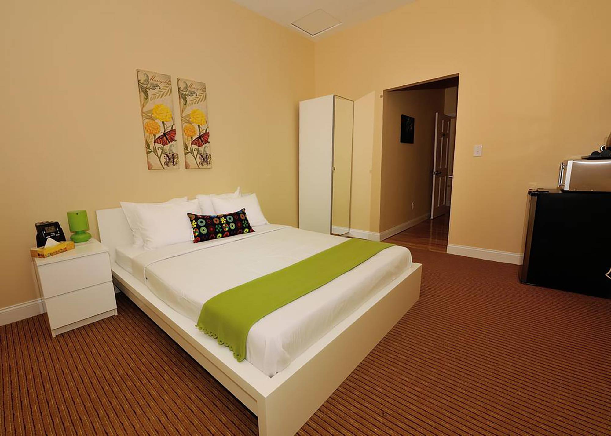Midwood Suites 1306
