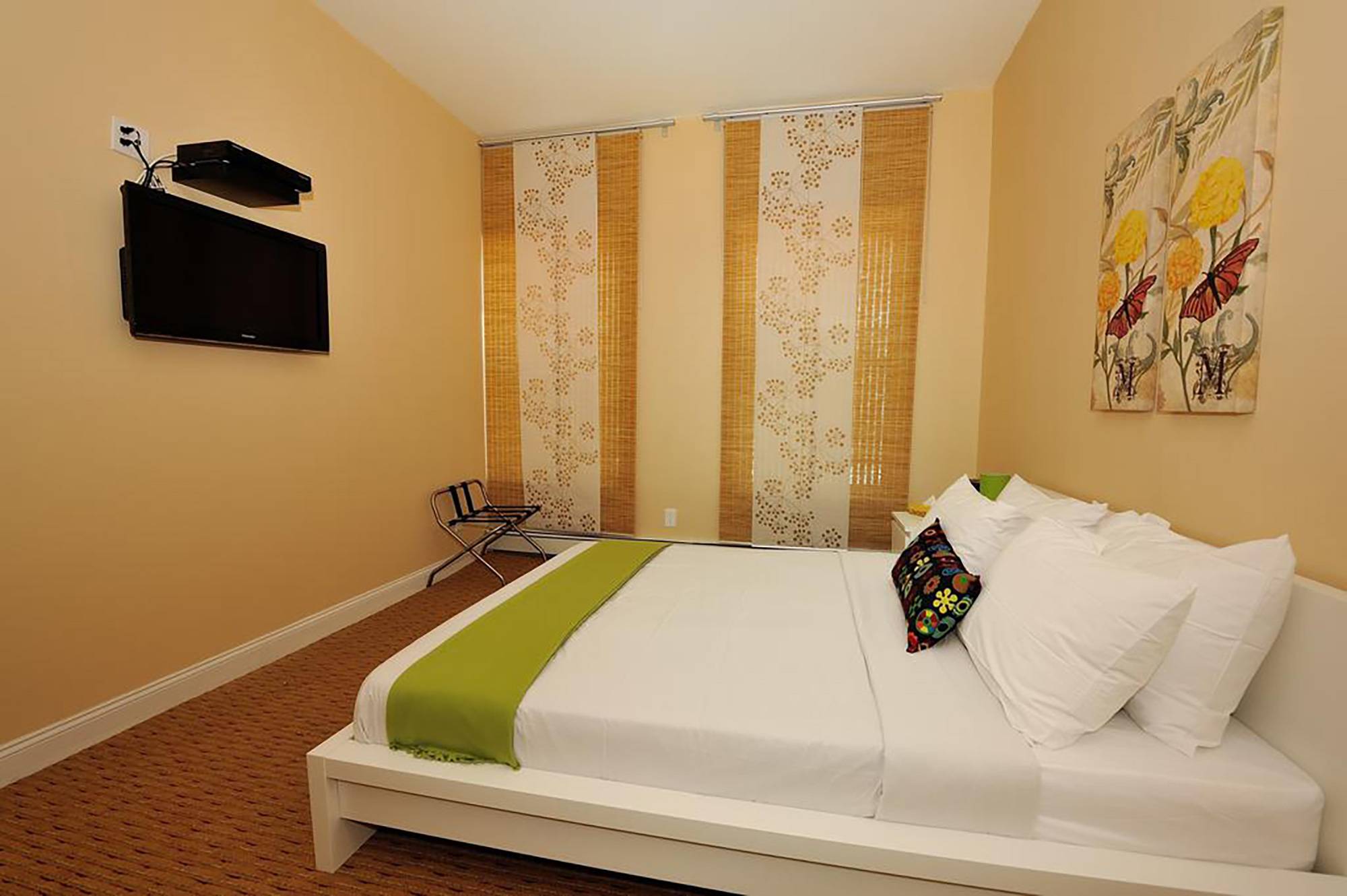 Midwood Suites 1306
