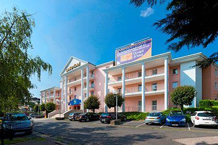 的 QualysHôtel Golf Paris Est的日間酒店體驗