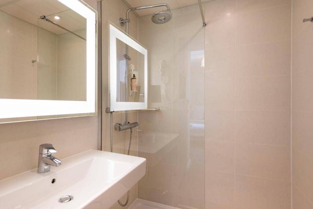 Mercure Paris Montparnasse Raspail Hotel