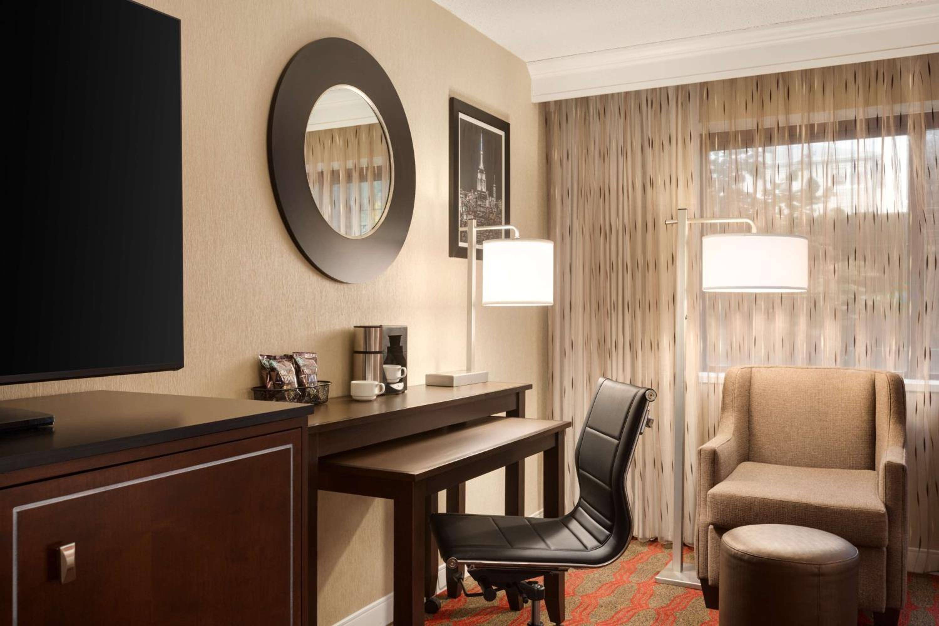 LaGuardia Plaza Hotel